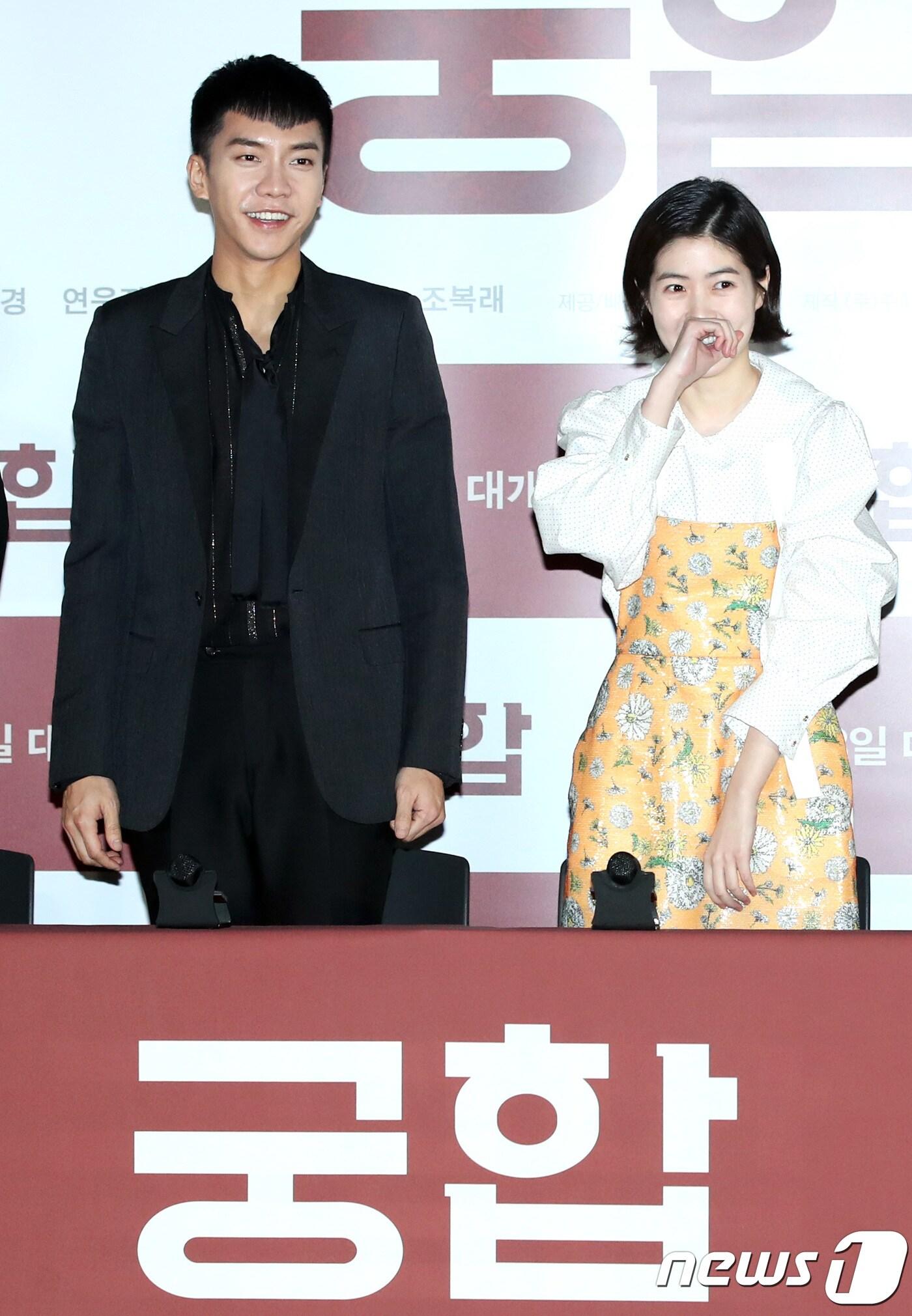 본문 이미지 - 배우 이승기, 심은경(오른쪽)이 21일 오후 서울 용산cgv에서 열린 영화 ‘궁합’(감독 홍창표) 언론시사회에 참석해 인사를 하고 있다. '궁합'은 조선 최고의 역술가 서도윤(이승기 분)이 혼사를 앞둔 송화옹주(심은경 분)와 부마 후보들 간의 궁합풀이로 조선의 팔자를 바꿀 최고의 합을 찾아가는 역학 코미디다. 2018.2.21./뉴스1 ⓒ News1 권현진 기자