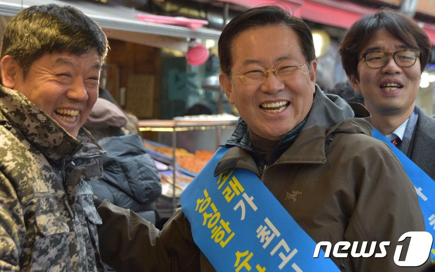 본문 이미지 - 박남춘(가운데) 더불어민주당 의원./뉴스1 ⓒ News1 DB