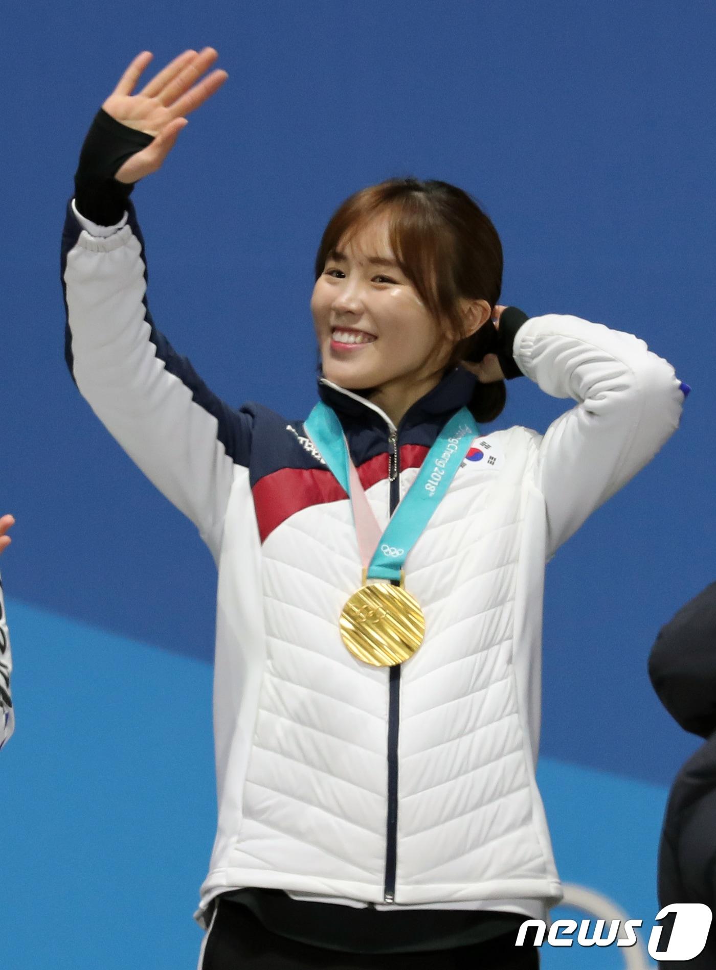 본문 이미지 - 대한민국 여자 쇼트트랙 대표팀 김아랑이 21일 오후 강원도 평창군 메달플라자에서 열린 2018 평창동계올림픽 메달 세리머니에서 금메달을 목에 걸고 기뻐하고 있다. 2018.2.21/뉴스1 ⓒ News1 이재명 기자