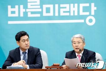 본문 이미지 - 김동철 바른미래당 원내대표(오른쪽)가 지난 22일 서울 여의도 국회에서 열린 의원총회에서 모두발언을 하고 있다. 2018.2.22/뉴스1 ⓒ News1 안은나 기자