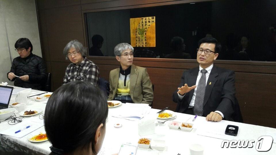 본문 이미지 - 21일 오후 서울 중구의 한 식당에서 한국기독교교회협의회(총무 이홍정) 화해·통일위원회 위원장 나핵집 목사(오른쪽에서 첫번째)가 기자들에게 1988년 2월29일 발표한 '민족의 통일과 평화에 대한 한국기독교회 선언' 의 의미를 설명하고 있다.ⓒ News1