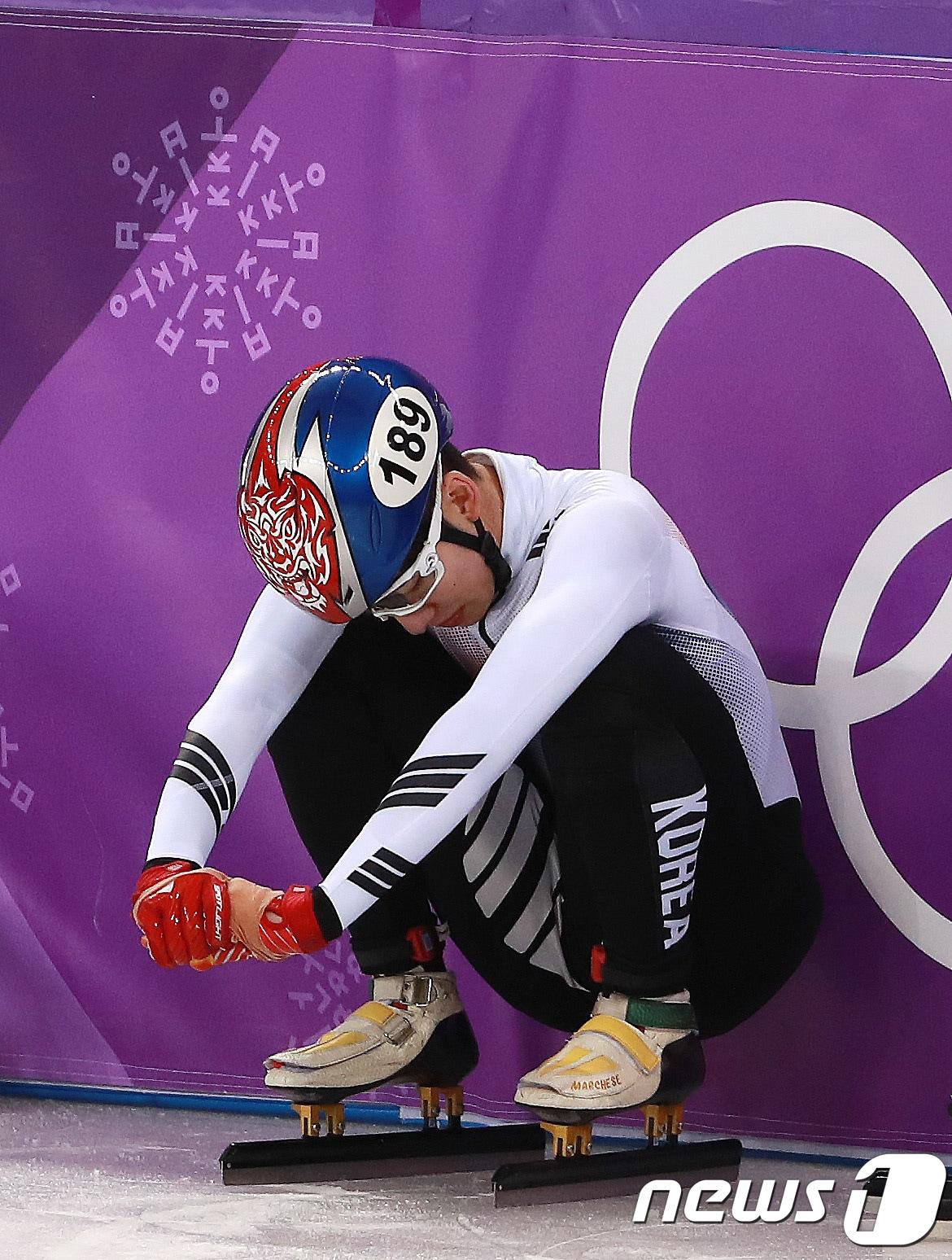 본문 이미지 - 대한민국 남자 쇼트트랙 대표팀 임효준이 22일 오후 강원도 강릉 아이스아레나에서 열린 2018 평창동계올림픽 쇼트트랙 스피드 스케이팅 남자 5,000m 계주 결승 경기를 마치고 아쉬워하고 있다. 2018.2.22/뉴스1 ⓒ News1 임세영 기자