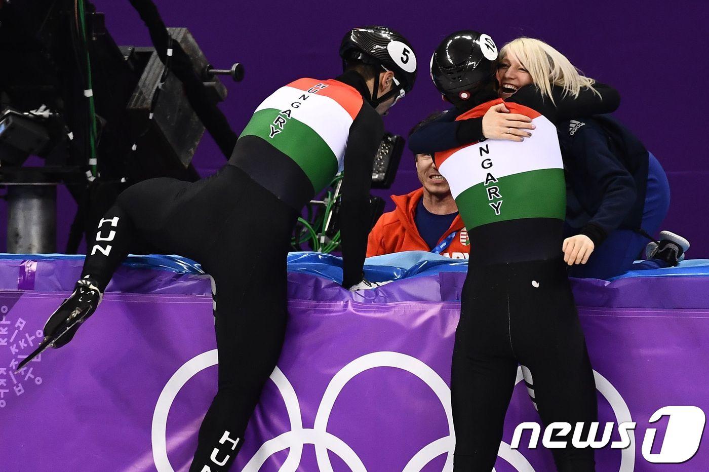 본문 이미지 - 22일 강릉 아이스아레나에서 열린 2018 평창 동계 올림픽 쇼트트랙 남자 5000M 계주에서 금메달을 딴 류 샤오린 산도르(헝가리)가 경기를 끝낸 직후 연인 엘리스 크리스티(영국)을 끌어안고 있다. ⓒ News1 성동훈 기자