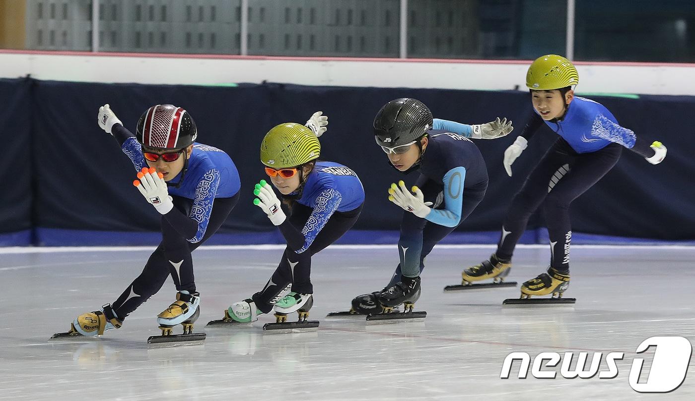 본문 이미지 - 대전 남선공원 실내빙상장에서  쇼트트랙 선수들이  훈련하는 모습. 2018.2.23 ⓒ 뉴스1