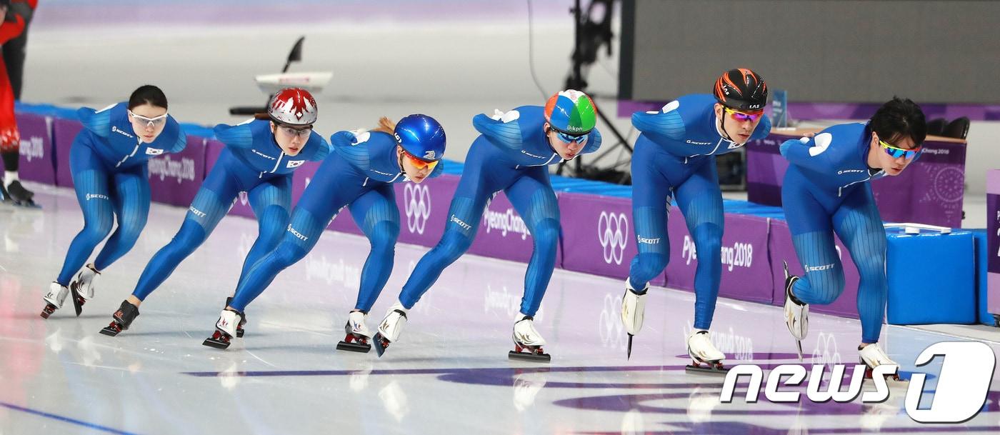 대한민국 스피드 스케이팅 대표팀(김민석, 이승훈, 정재원, 김보름, 박지우, 노선영)이 23일 오후 강원도 강릉 스피드스케이팅 경기장 오벌에서 훈련을 하고 있다. 2018.2.23/뉴스1 ⓒ News1 임세영 기자