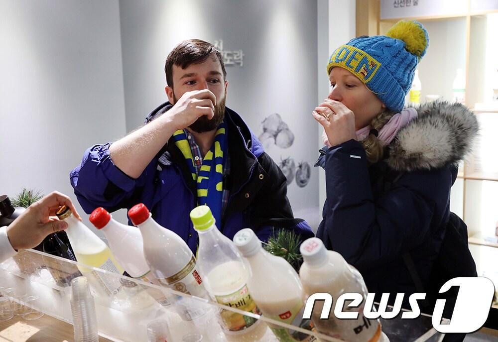 본문 이미지 - 전통주 시음하는 외국인들.(자료사진)/뉴스1 DB