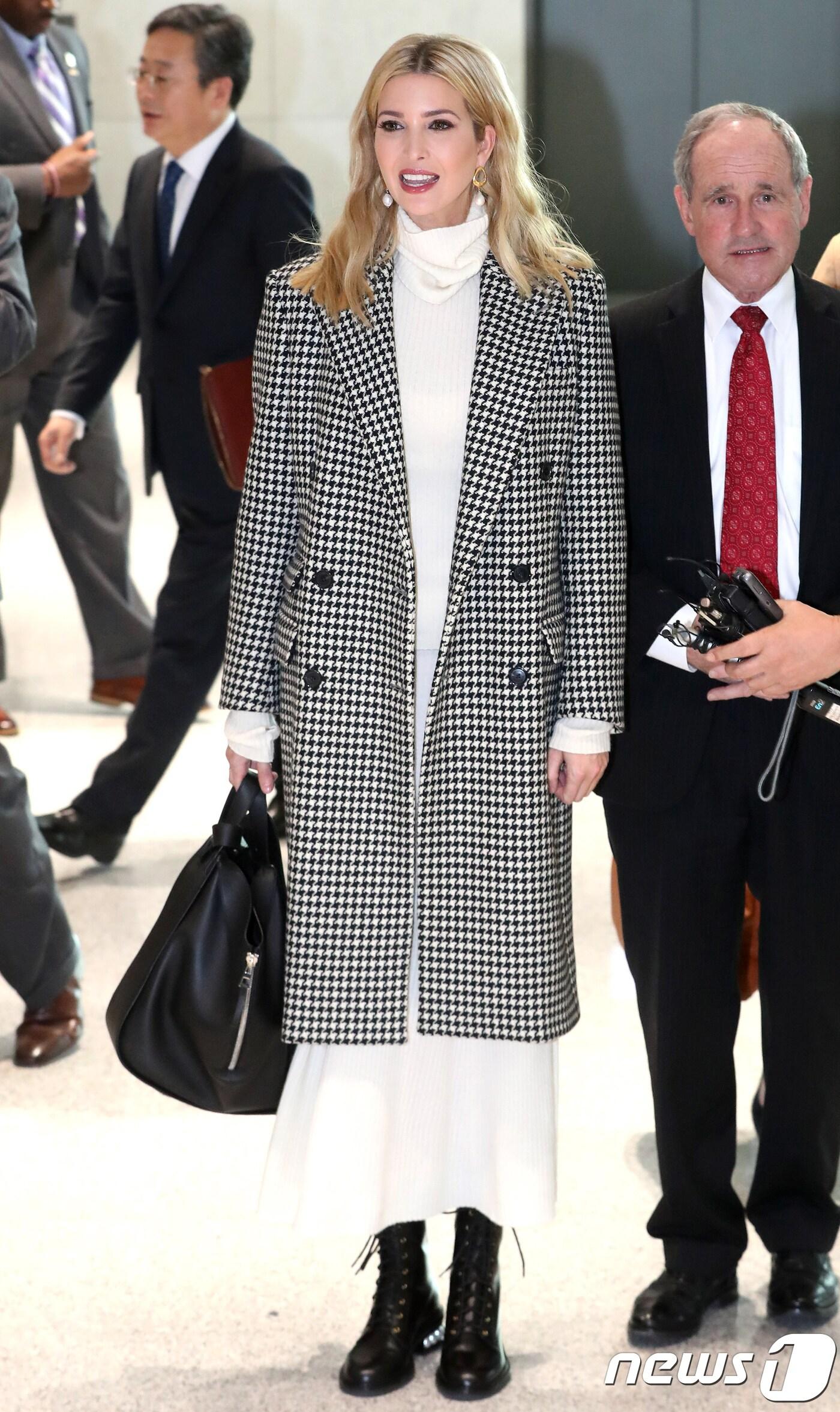 본문 이미지 - 도널드 트럼프 미국 대통령의 장녀 이방카 트럼프 백악관 보좌관이 평창동계올림픽 폐막식 참석을 위해 23일 오후 인천국제공항으로 입국하고 있다. 미국 정부 대표단 단장으로 방한한 이방카 보좌관은 오늘 청와대에서 문재인 대통령이 주재하는 만찬에 참석한 뒤 24일과 25일 평창동계올림픽 미국팀 경기 관전, 선수단 격려 등의 일정을 소화하고 폐막식에 참석할 예정이다. 2018.2.23/뉴스1 ⓒ News1 사진공동취재단