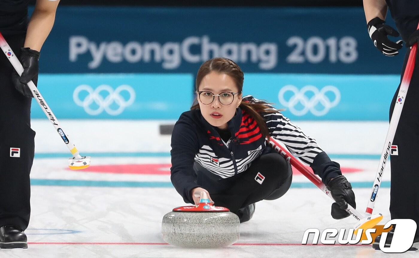 대한민국 여자 컬링 대표팀 김은정이 23일 강원도 강릉컬링센터에서 열린 2018평창 동계올림픽 컬링 여자 준결승전 일본과의 경기에서 스톤을 투구하고 있다. 2018.2.23/뉴스1 ⓒ News1 허경 기자