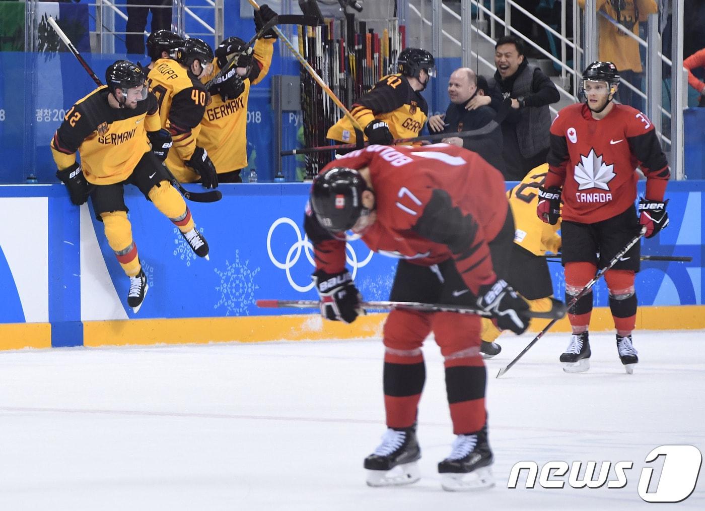 본문 이미지 - 캐나다 남자 아이스하키 선수들이 23일 강릉하키센터에서 열린 독일과의 준결승에서 패한 뒤 충격에 빠져 있다. ⓒ AFP=News1