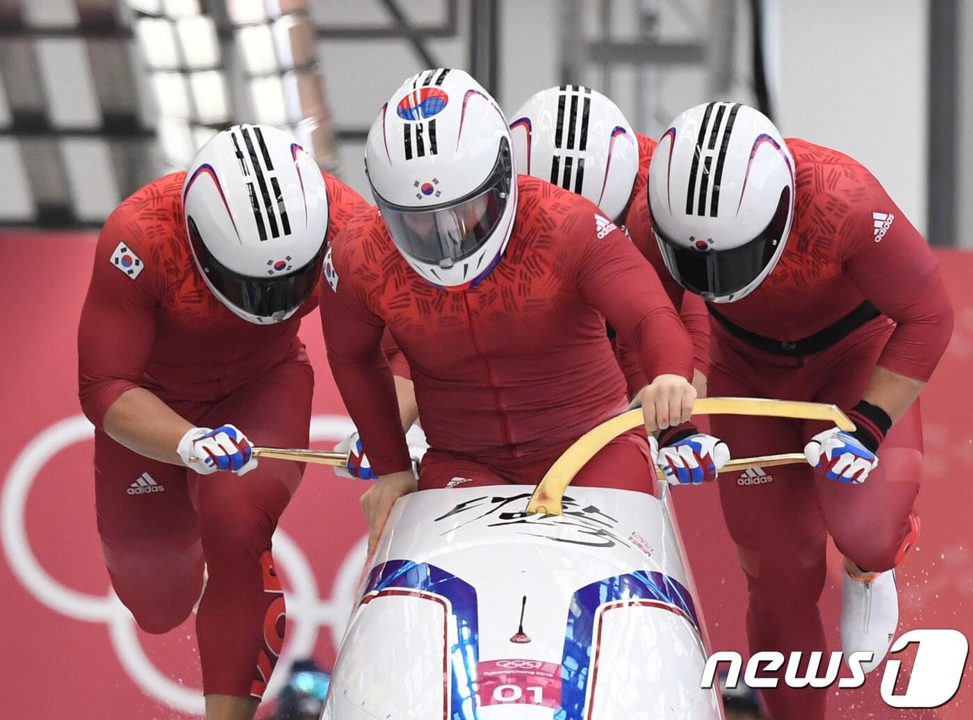 본문 이미지 - 한국 봅슬레이 4인승 대표팀이 24일 열린 2018 평창 동계 올림픽 봅슬레이 4인승 1차 레이스에서 힘차게 썰매를 밀고 있다. ⓒ AFP=News1