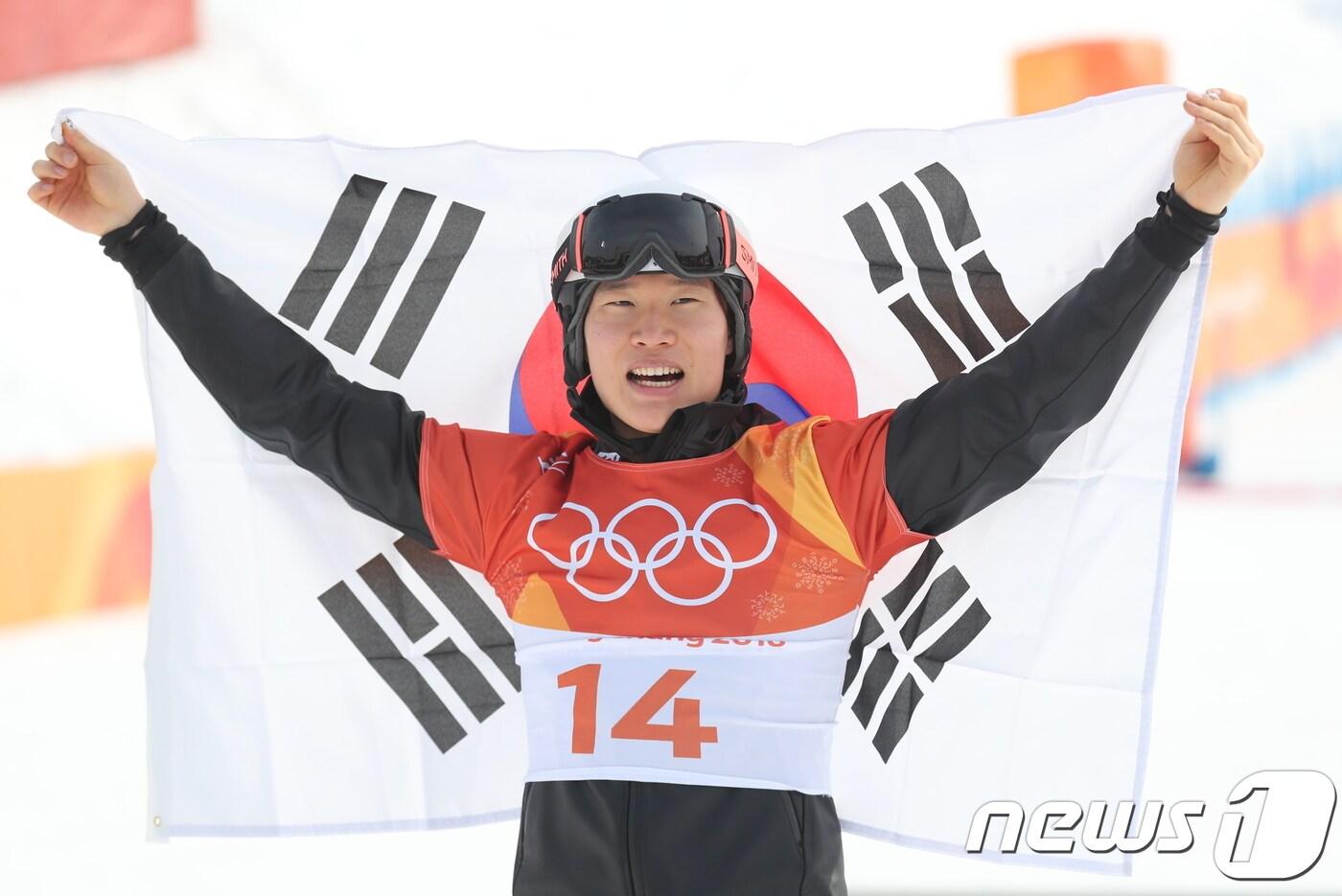 대한민국 이상호가 24일 강원도 평창군 휘닉스 스노경기장에서 열린 2018 평창동계올림픽 스노보드 남자 평행대회전 결승에서 2위로 결승선을 통과해 은메달을 획득한 뒤 시상대에 오르고 있다. 이상호의 은메달은 한국 스키 사상 첫 메달이다. 2018.2.24/뉴스1 ⓒ News1 유승관 기자