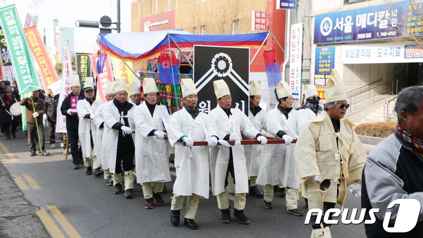 본문 이미지 - 24일 상복을 입고 상여를 진 원주쓰레기(SRF)발전소저지를위한 범시민비상대책위원회 회원을 비롯한 원주시 문막읍 주민, 엄마들로 구성된 파랑하늘을 사랑하는 모임, 무실동 송삼마을 주민들이 강원 원주시 원주역에서 원일로를 따라 원주시의 열병합발전소 포기선언에 따른 행정조치를 촉구하며 가두집회를 벌이고 있다.2018.2.24/뉴스1 ⓒ News1 권혜민 기자