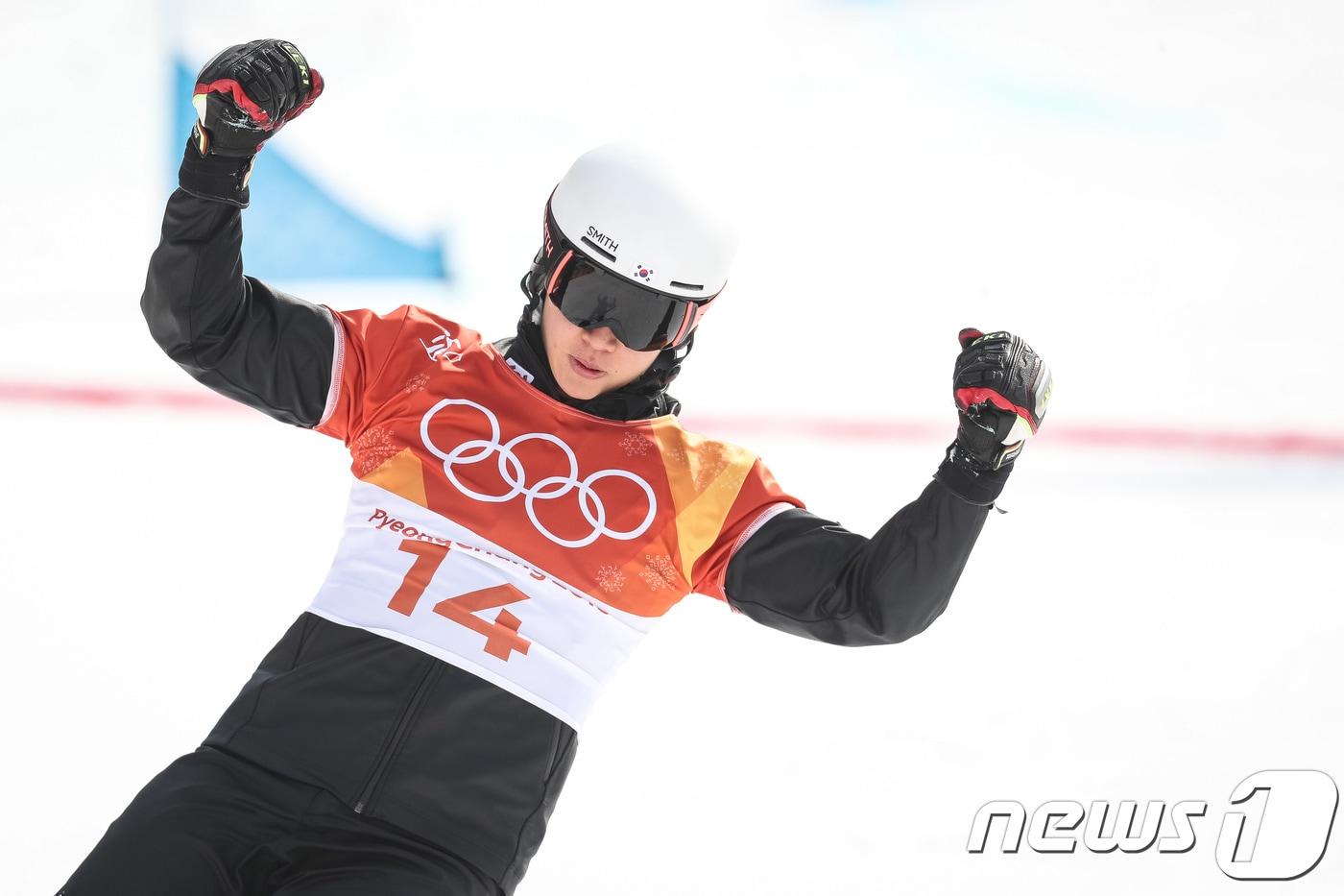 본문 이미지 - 대한민국 이상호가 24일 강원도 평창군 휘닉스 스노경기장에서 열린 2018 평창동계올림픽 스노보드 남자 평행대회전 8강 토너먼트에서 준결승 진출을 확정지은 후 환호하고 있다. 이상호는 이날 금메달 네빈 갈마리니(스위스)에 이어 은메달을 차지했다. 2018.2.24/뉴스1 ⓒ News1 유승관 기자
