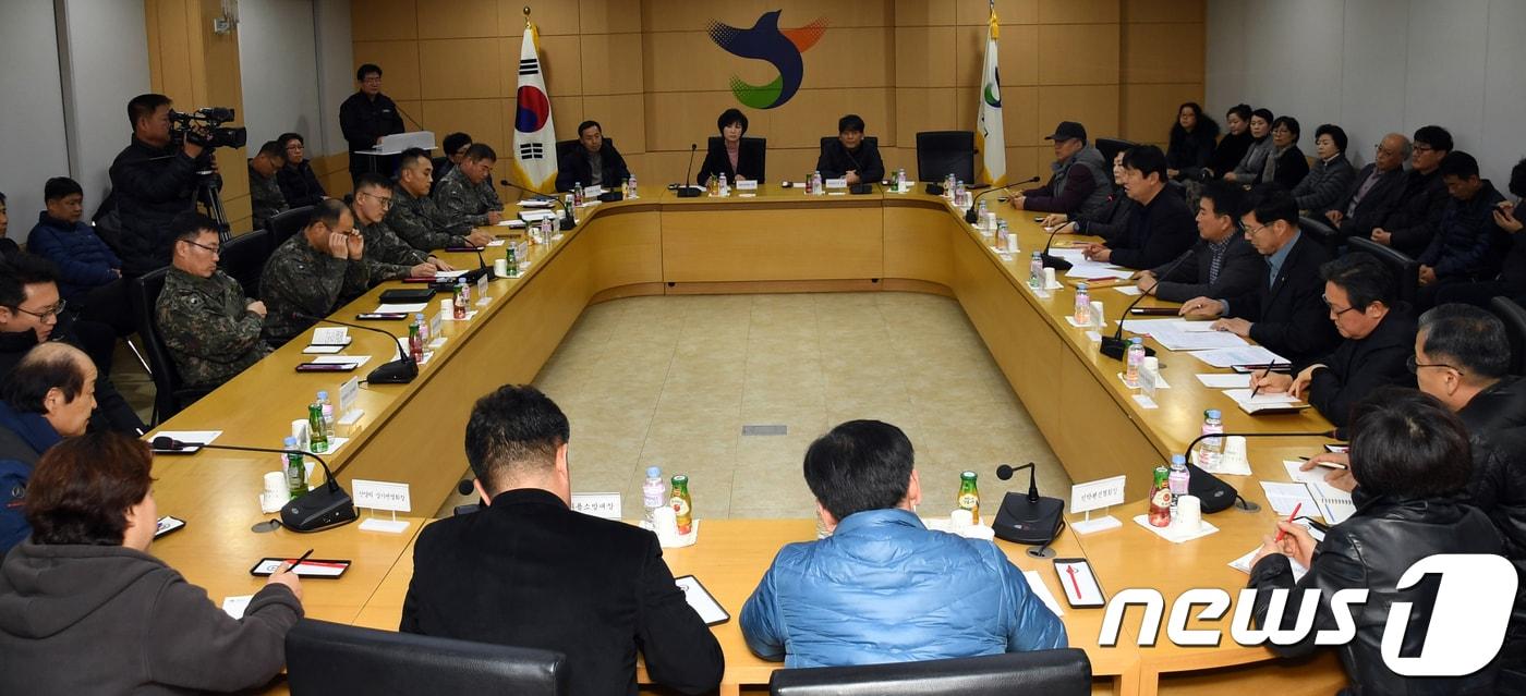 본문 이미지 - 24일 화천군청에서 육군 2군단은 이날 예하 3개 사단(15‧7‧27사단) 관계자와 지역사회단체, 주민 등 40여 명이 참석한 가운데 국방부의 군인 외출,외박구역 제한 폐지에 대해 긴급 설명회를 열고있다.(화천군청제공)2018.2.24/뉴스1 ⓒ News1 홍성우 기자