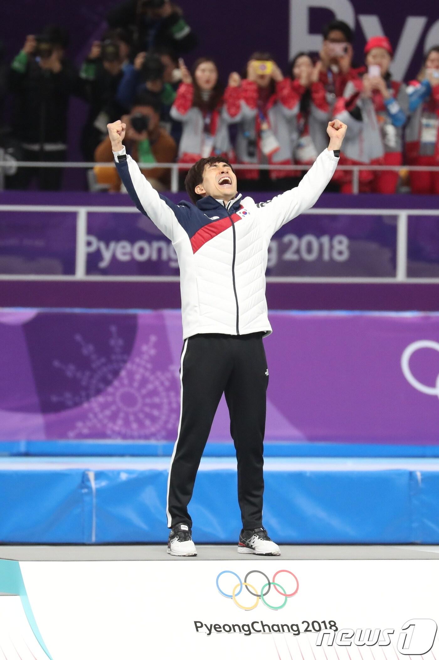 본문 이미지 - 대한민국 이승훈이 24일 오후 강원도 강릉 스피드스케이팅 경기장 오벌에서 열린 2018 평창동계올림픽 스피드 스케이팅 남자 매스스타트 시상식에서 시상대 가장 높은 곳에 올라 포효하고 있다. 2018.2.24/뉴스1 ⓒ News1 유승관 기자
