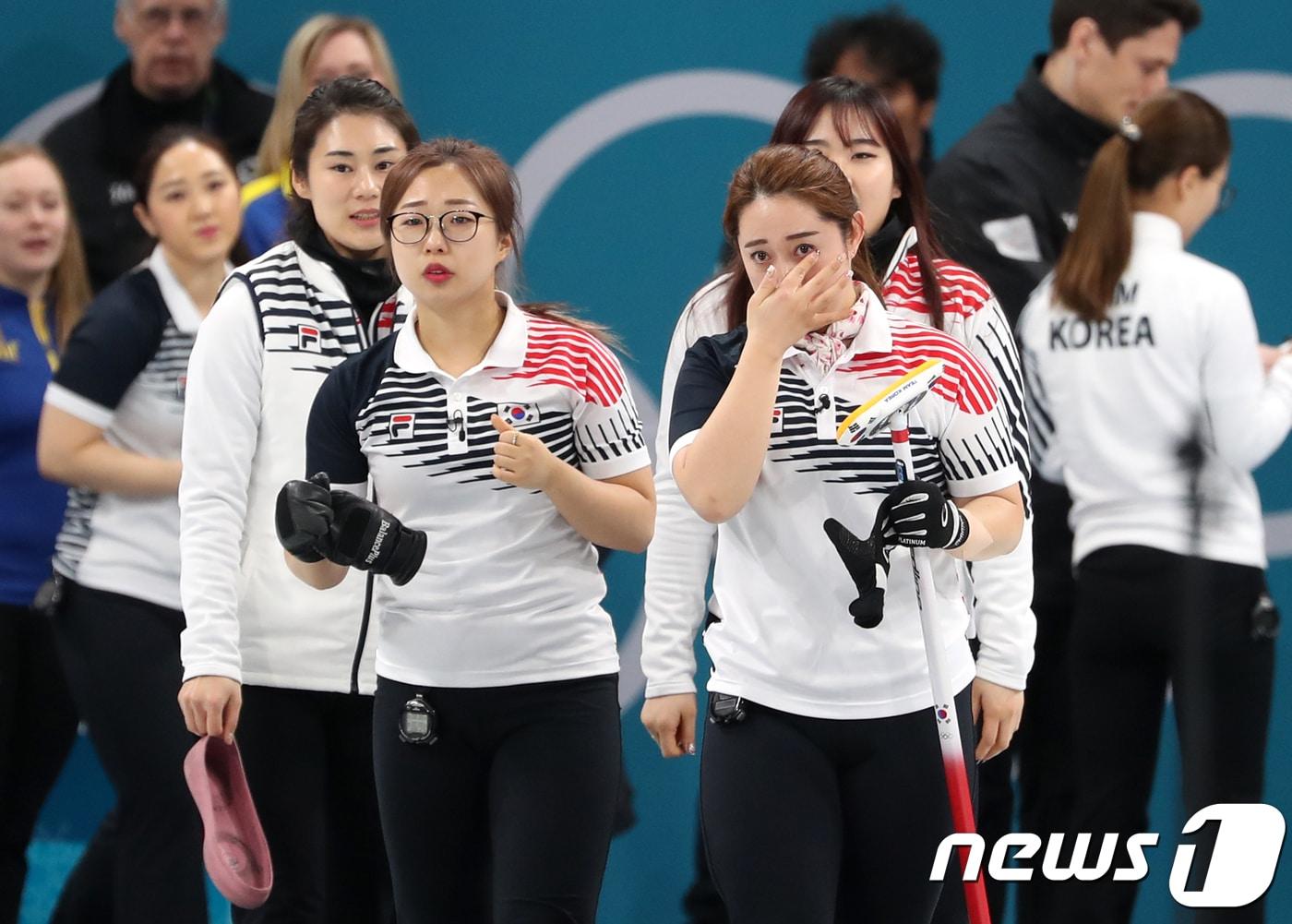본문 이미지 - 대한민국 여자 컬링 대표팀 김경애가 25일 강원도 강릉컬링센터에서 열린 2018평창 동계올림픽 컬링 여자 결승전 스웨덴과의 경기에서 3대8로 패하자 아쉬움의 눈물을 흘리고 있다. 2018.2.25/뉴스1 ⓒ News1 허경 기자