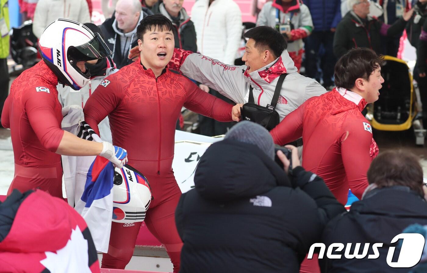 대한민국 원윤종, 전정린, 서영우, 김동현이 25일 오전 강원도 평창군 올림픽 슬라이딩센터에서 열린 2018 평창동계올림픽 봅슬레이 4인승 4차 주행을 마치고 기뻐하고 있다.  2018.2.25/뉴스1 ⓒ News1 이재명 기자