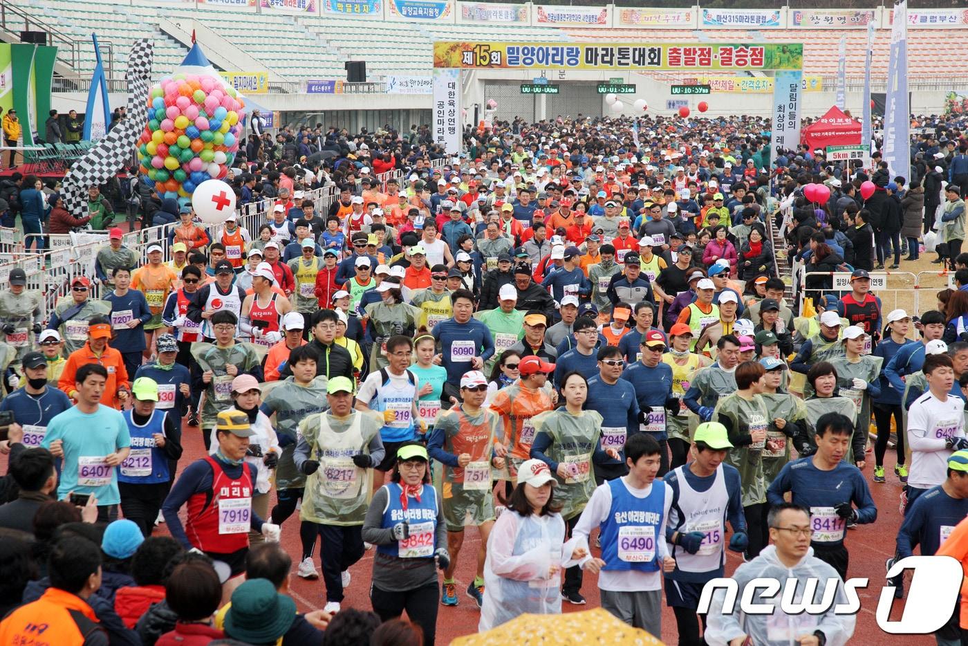 본문 이미지 - 25일 열린 제15회 밀양아리랑마라톤대회에 참석한 8751명의 선수들이 힘차게 달리고 있다.(밀양시 제공)2018.2.25./뉴스1ⓒ News1 남경문 기자