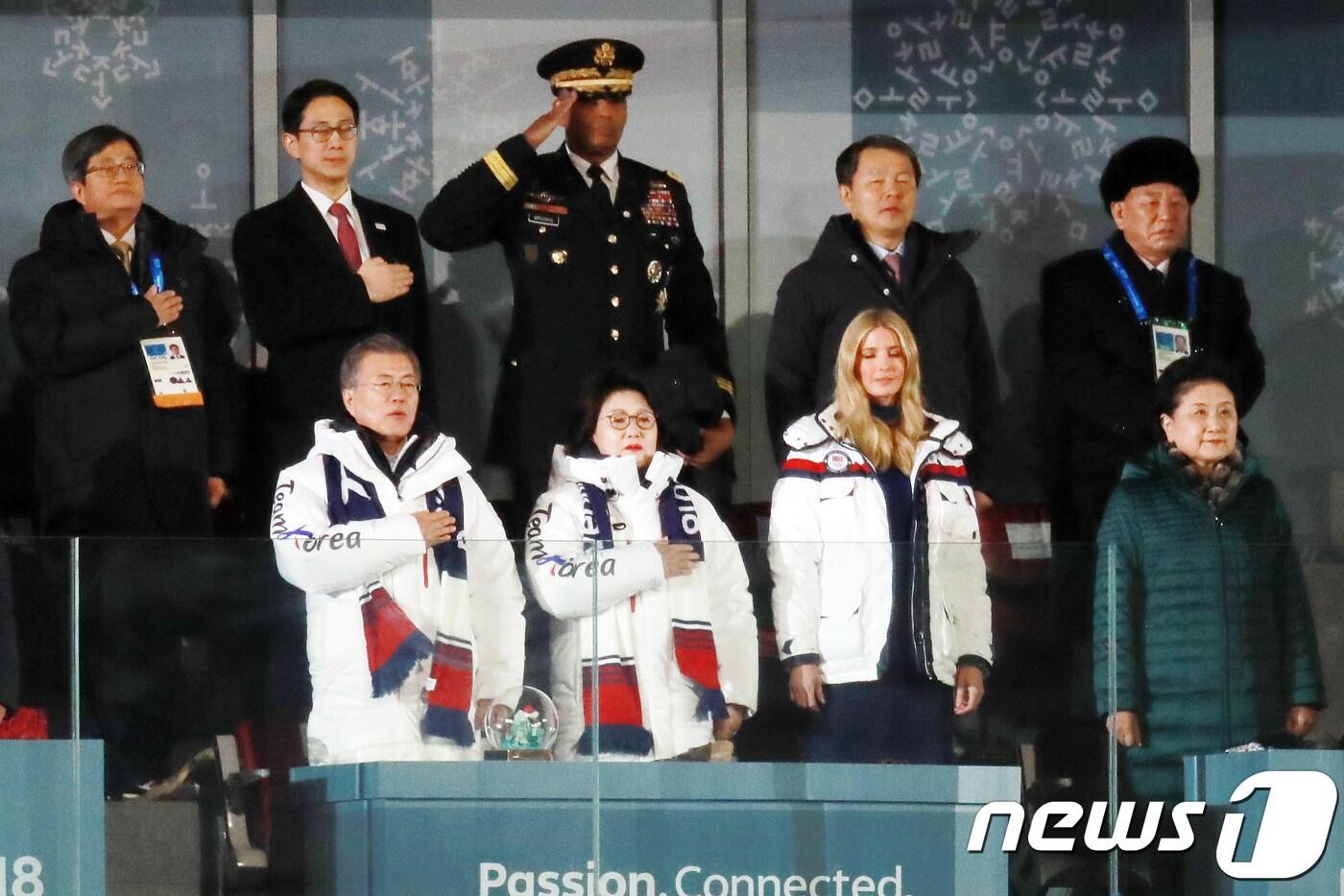 본문 이미지 - 문재인 대통령과 김정숙 여사가 25일 강원도 평창올림픽스타디움 열린 2018 평창올림픽 폐회식에 참석해 있다.2018.2.25/뉴스1 ⓒ News1 허경 기자