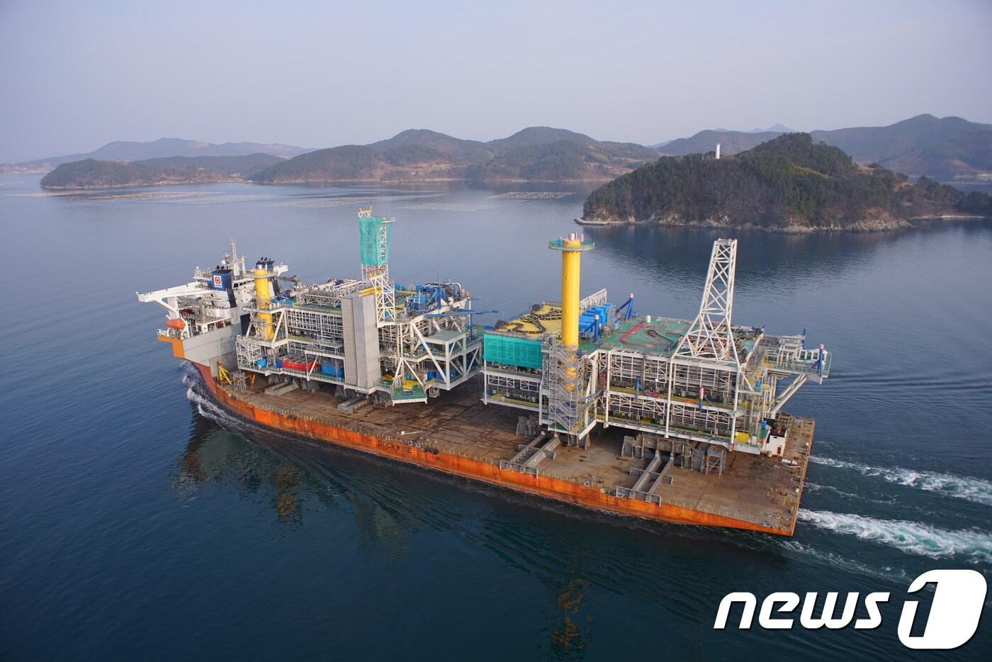 삼성중공업이 건조한 '요한 스베드럽' 플랫폼 중 라이저 플랫폼이 출항하는 모습. ⓒ News1