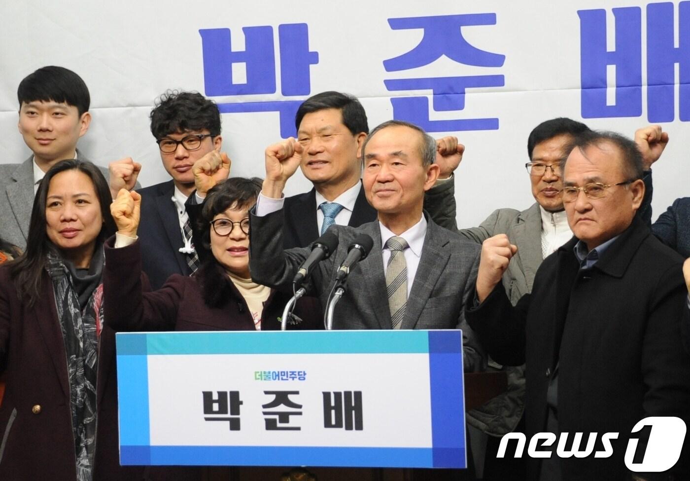 본문 이미지 - 박준배 전 전북도청 새만금 개발국장이 26일 도의회 브리핑룸에서 김제시장 출마 기자회견을 열고 있다.2018.02.26/뉴스1ⓒ News1 박슬용 기자