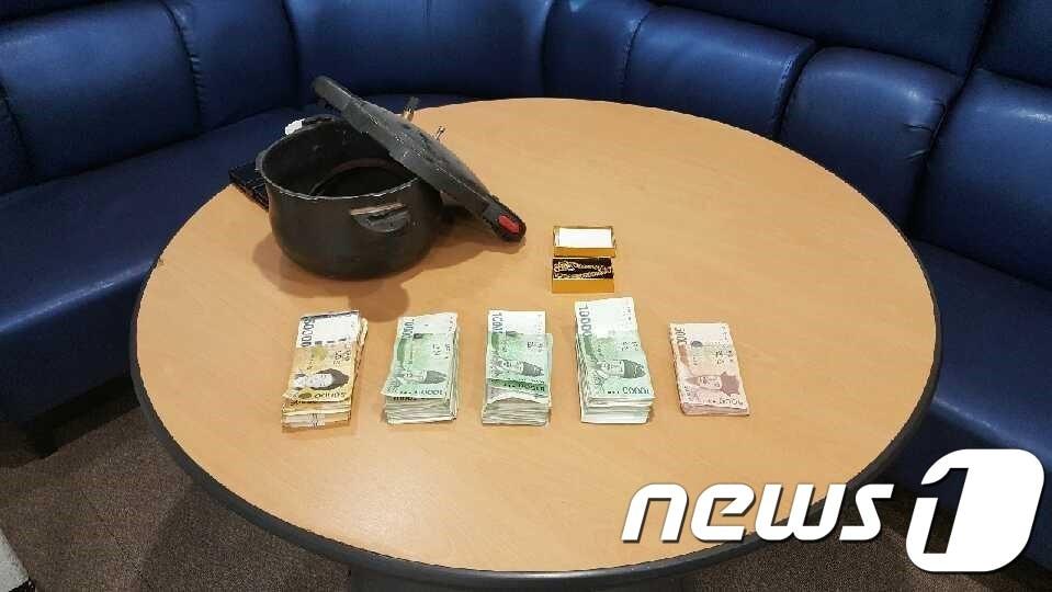 본문 이미지 - 경찰이 고물상을 뒤져 찾아낸 밥솥과 그 안에 있던 현금과 패물.(순천경찰서 제공)/뉴스1 ⓒ News1 지정운 기자