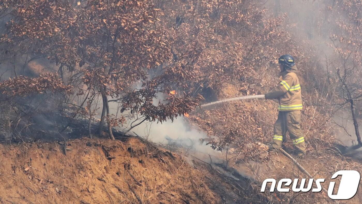 119 소방대원들이 진화작전을 펼치고 있다.&#40;뉴스1/DB&#41; ⓒ News1