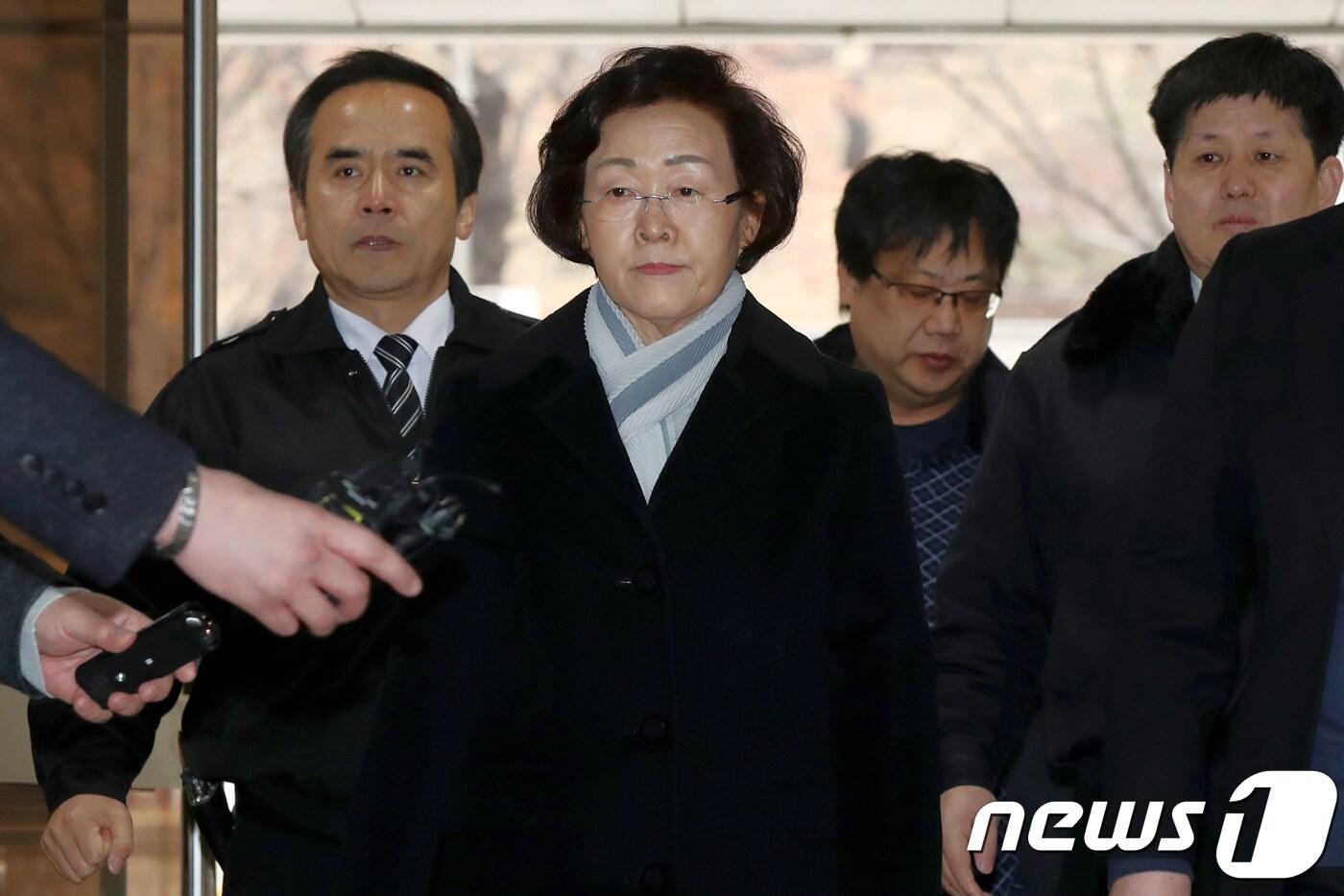 본문 이미지 - 횡령과 개인비리 혐의를 받고 있는 신연희 강남구청장이 27일 오전 서울 서초구 서울중앙지방법원에서 열린 영장실질심사에 출석하고 있다. 2018.2.27/뉴스1 ⓒ News1 민경석 기자