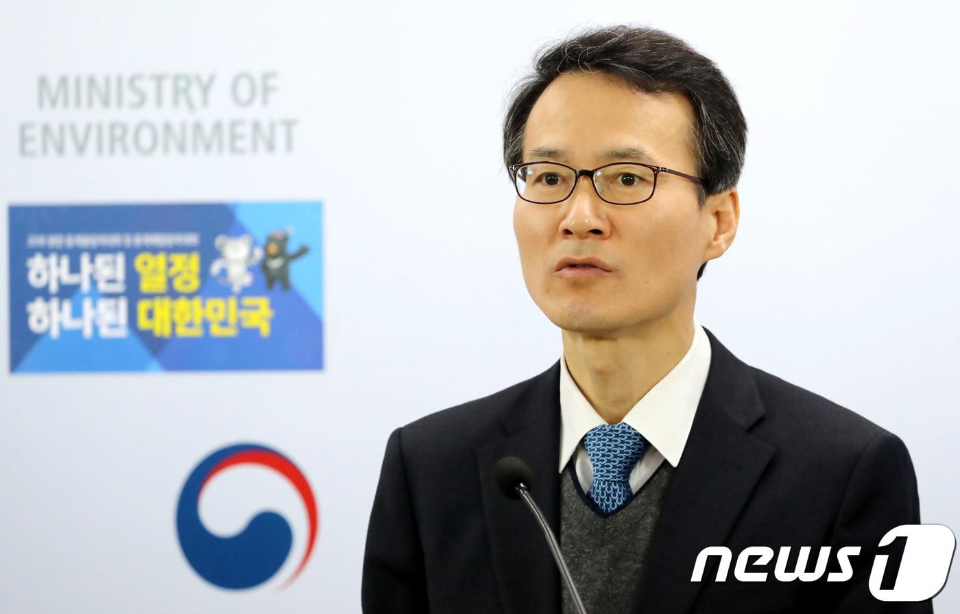 본문 이미지 - 조희송 환경부 수도정책과장이 27일 정부세종청사 환경부 기자실에서 2016년도 상수도 통계를 발표하고 있다. 2018.2.27/뉴스1 ⓒ News1 장수영 기자
