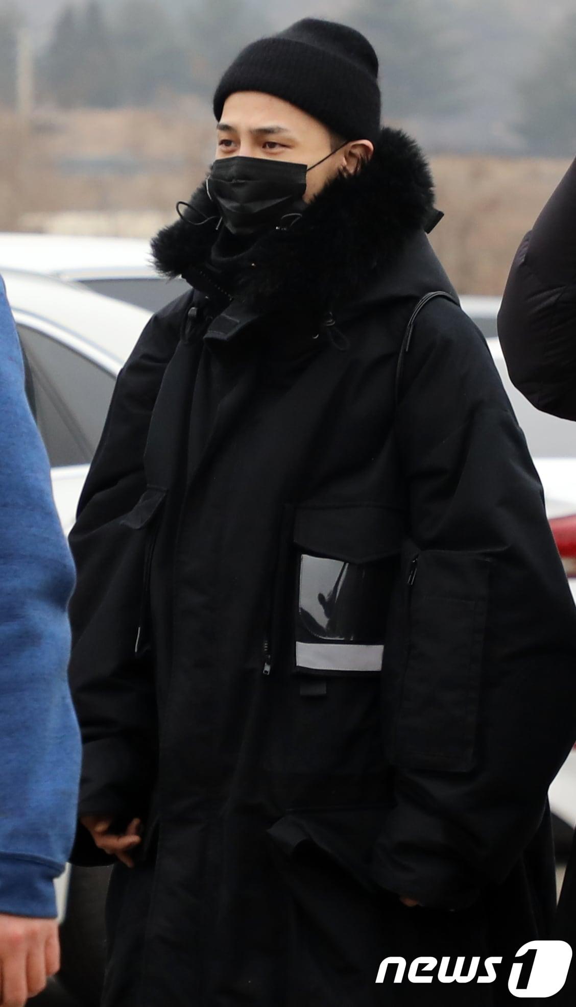 본문 이미지 - 빅뱅 지드래곤(본명 권지용)이 27일 오후 강원 철원 육군 3사단 백골부대 신병교육대 입구로 걸어가고 있다. 이날 지드래곤은 팬들에 대한 별다른 인사 없이 조용히 입대했다. 2018.2.27/뉴스1 ⓒ News1 하중천 기자