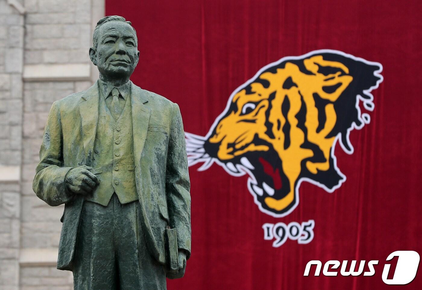 본문 이미지 - 서울 성북구 안암동 고려대학교에 설치된 인촌 김성수 동상. (뉴스1 DB) ⓒ News1 구윤성 기자