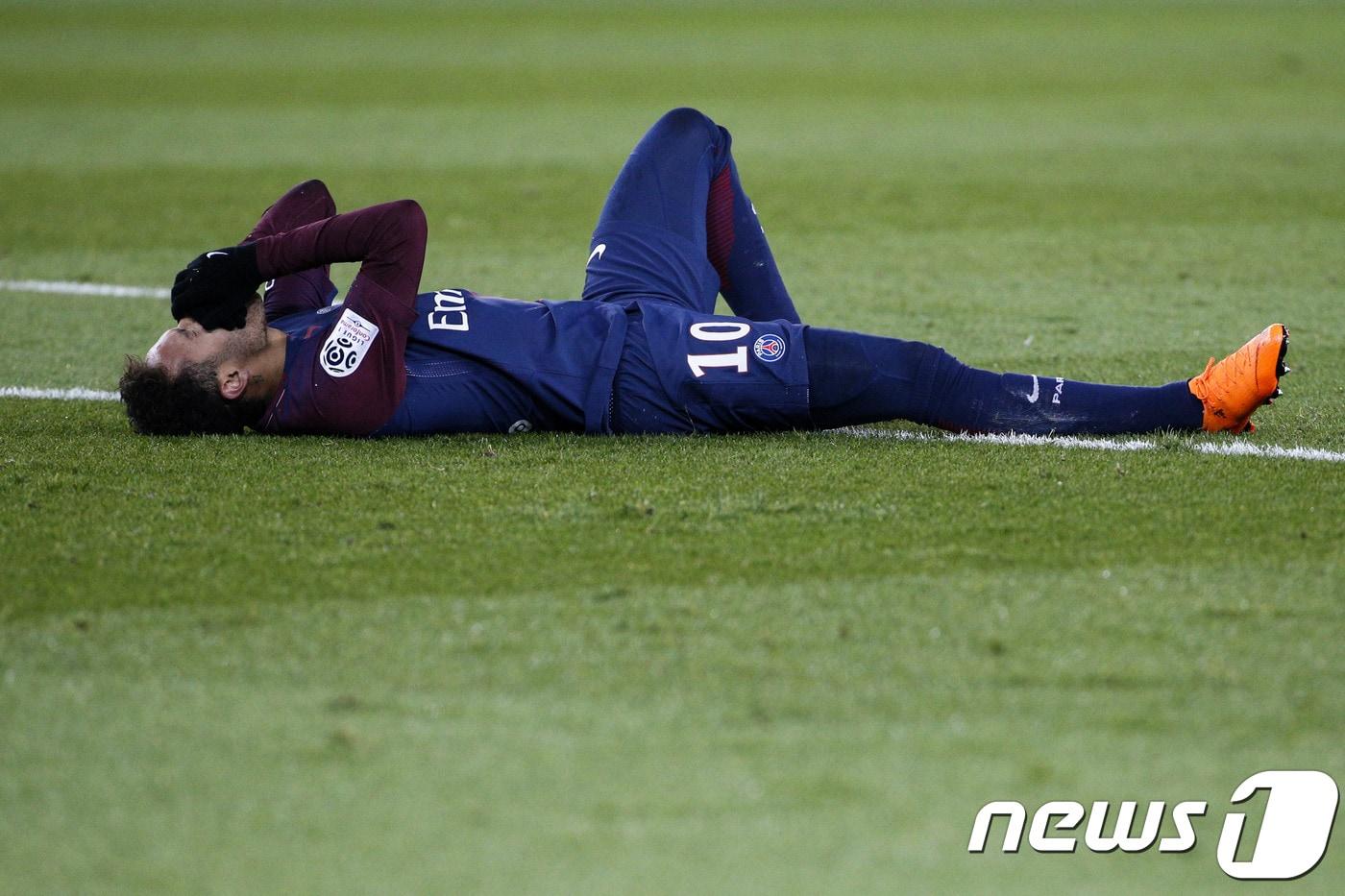 본문 이미지 - 올림피크 드 마르세유와의 경기에서 발목 부상을 당한 네이마르(26·파리 생제르맹)ⓒ AFP=News1
