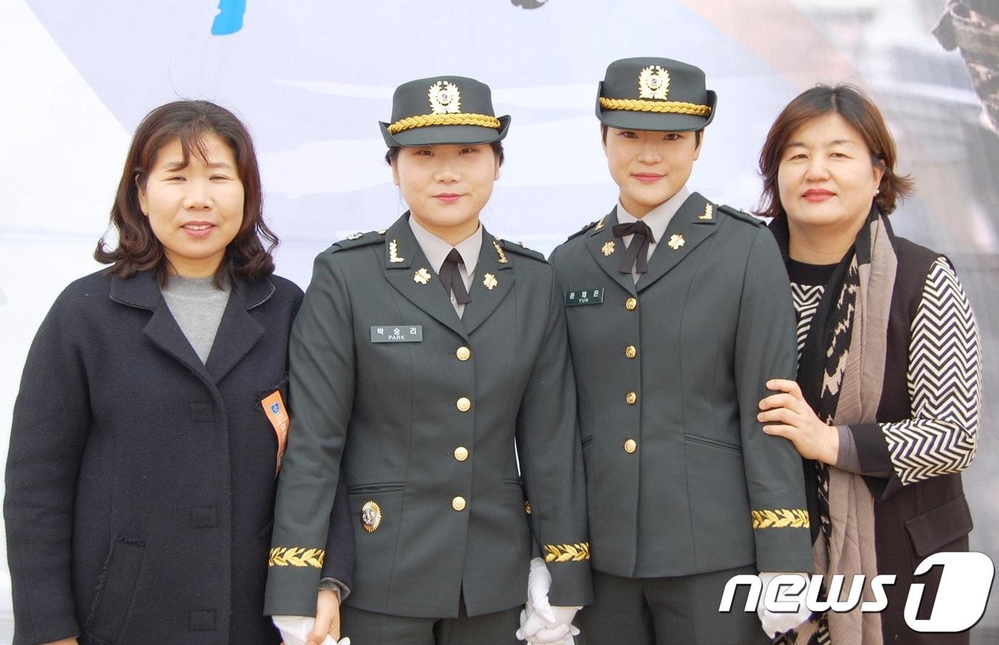 본문 이미지 - 기갑병과 최초의 여군 장교로 임관된 박승리(24·조선대)·윤채은(24·동명대) 육군 소위가 어머니와 기념촬영을 하고 있다.2018.2.28/ⓒ News1 김정수 기자