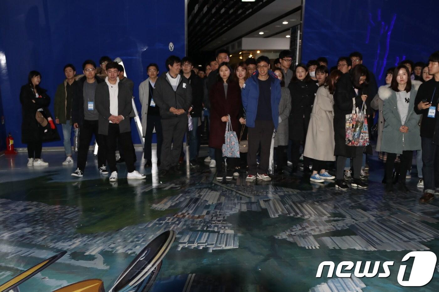 본문 이미지 - 성남시청 통합홍보관 스마트존을 둘러보고 있는 교육생들.(성남시 제공)ⓒ News1