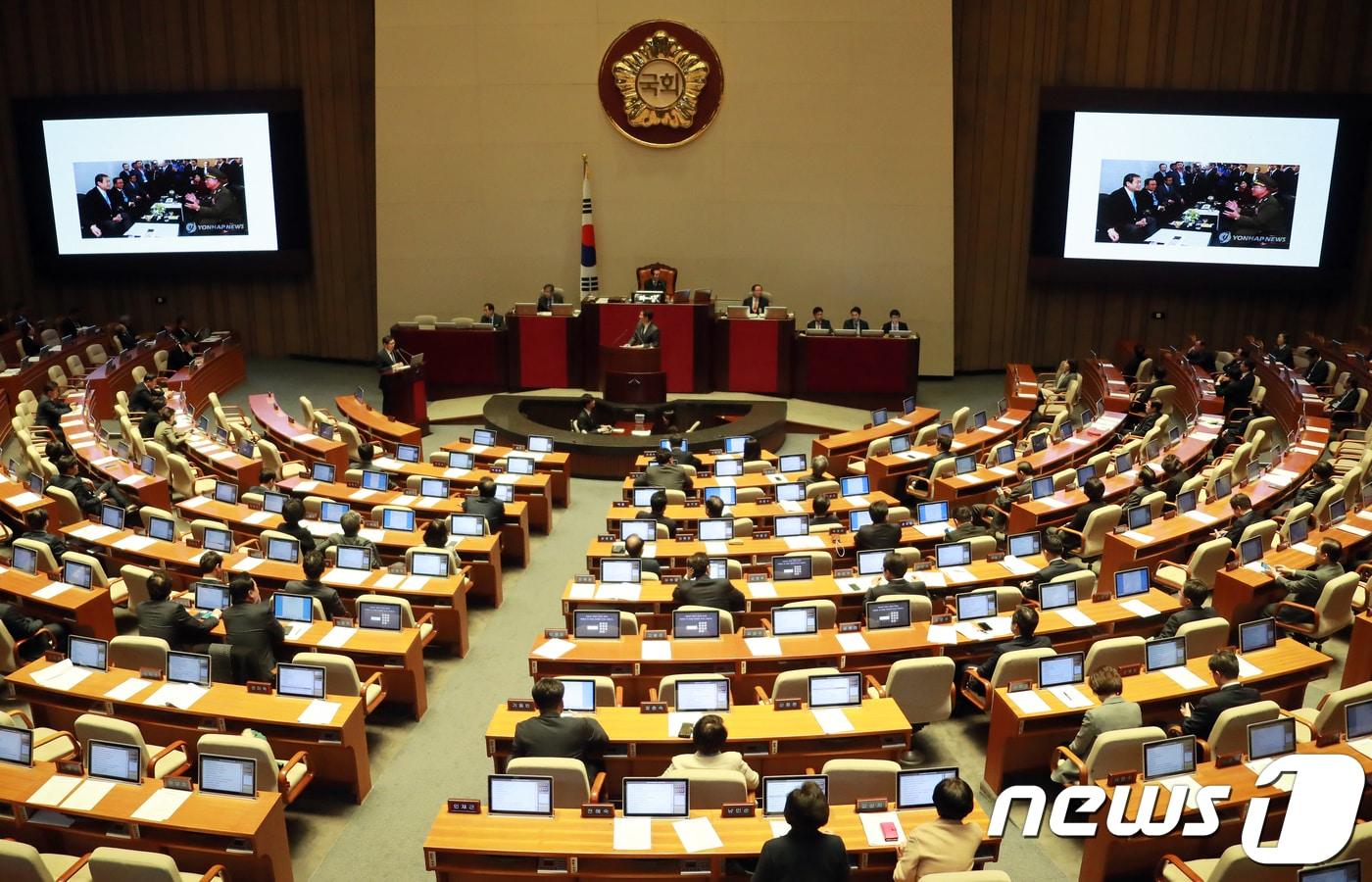 본문 이미지 - 송영길 더불어민주당 의원이 28일 오후 서울 여의도 국회에서 열린 본회의에서 김영철 북한 노동당 부위원장의 2018 평창동계 올림픽 참석에 관한 긴급현안질문을 하며 지난 2014년 인천아시안게임 때 김무성 당시 새누리당 대표가 황병서 북한 군 총정치국장과 면담하는 사진을 화면에 띄우고 있다. 2018.2.28/뉴스1 ⓒ News1 이동원 기자
