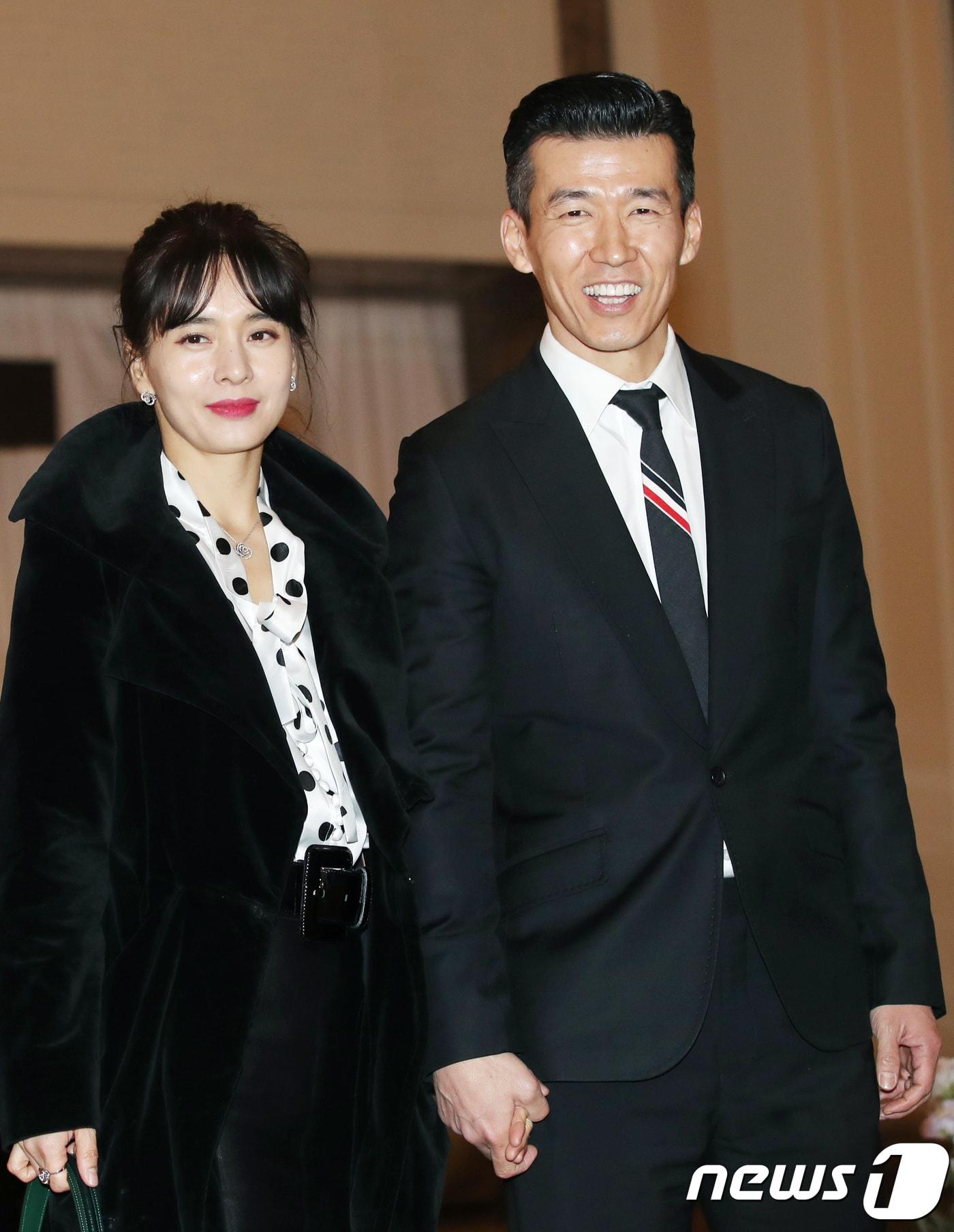 본문 이미지 - 션-정혜영 부부가 3일 오후 인천 영종도 파라다이스호텔에서열린 ‘빅뱅 태양과 민효린’ 결혼식 애프터 파티에 참석해 두 사람의 앞날을 축복하고 있다. 2018.2.3./뉴스1 ⓒ News1 권현진 기자