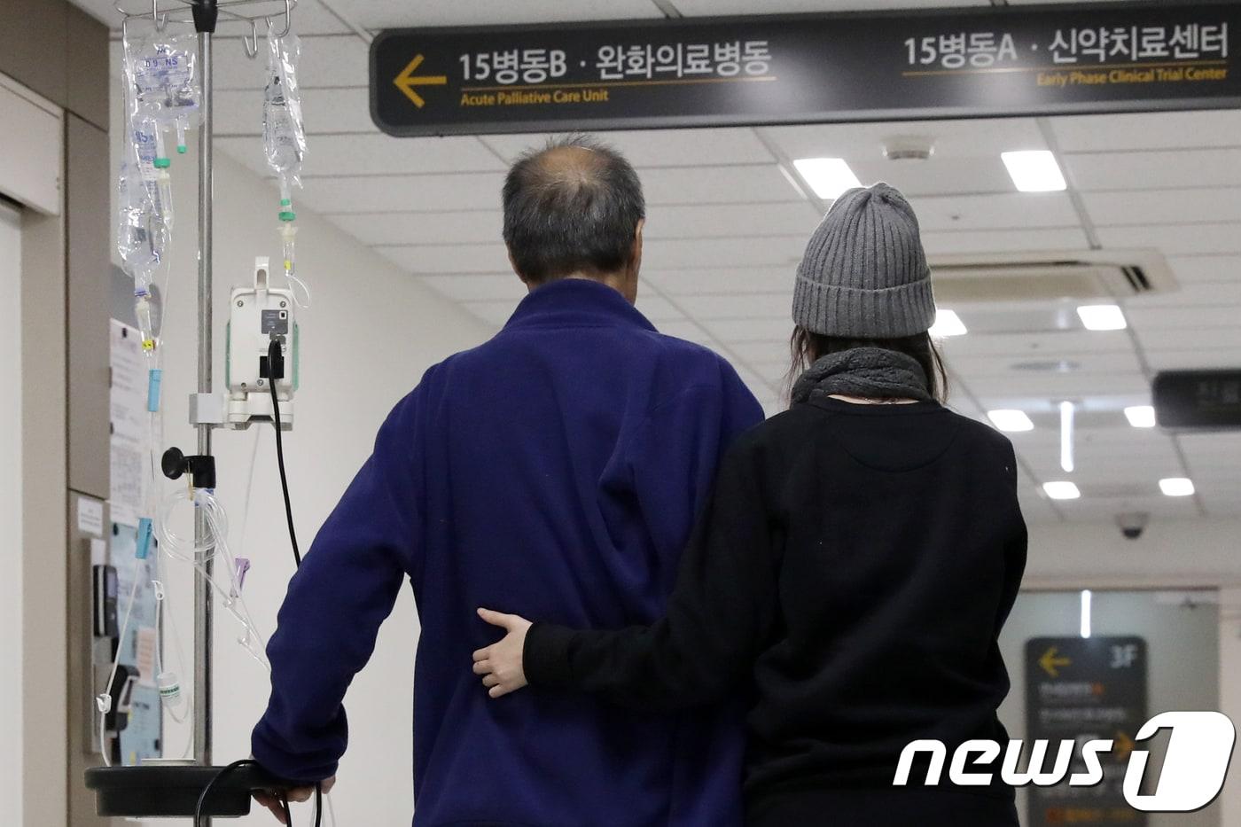 '연명의료결정제도'가 시행된 4일 오후 서울의 한 대형병원 완화의료병동에서 환자와 보호자가 복도를 오가고 있다. 적극적인 치료에도 불구하고 호전될 가능성이 보이지 않는 환자가 불필요한 연명의료를 중단하고 자연스러운 이별을 받아들이도록 돕는 '연명의료결정제도'가 이날부터 시행에 들어갔다. 2018.2.4/뉴스1 ⓒ News1 민경석 기자