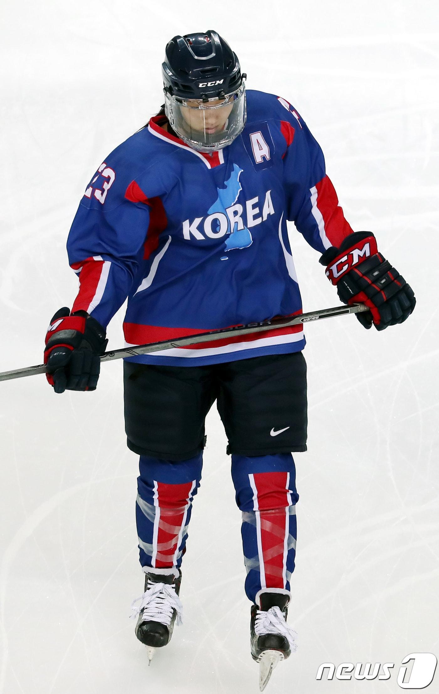 본문 이미지 - 남북여자아이스하키 단일팀 박윤정 선수가 4일 인천 선학국제빙상장에서 스웨덴 대표팀과의 경기에 앞서 몸을 풀고 있다.2018.2.4/뉴스1 ⓒ News1 사진공동취재단