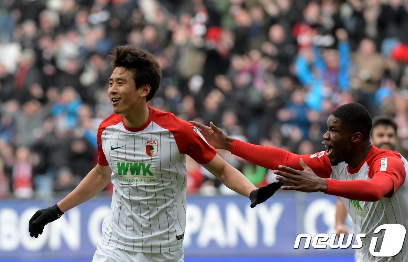 본문 이미지 - 아우크스부르크의 구자철이 4일(현지시간) 독일 아우크스부르크의 WWK 아레나에서 열린 프랑크푸르트와의 2017-18 독일 분데스리가 21라운드에서 득점 후 기뻐하고 있다. ⓒ AFP=News1