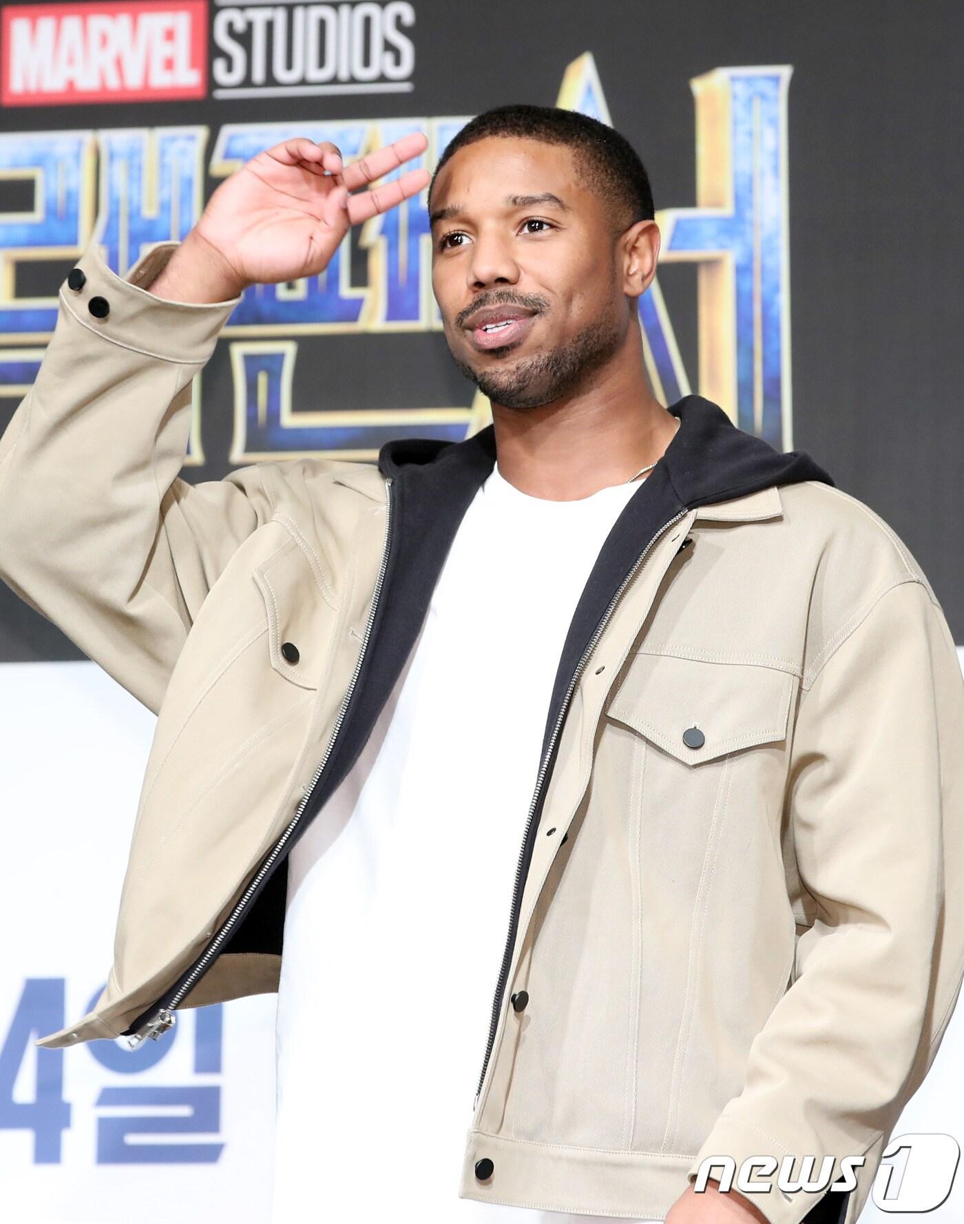 본문 이미지 - 배우 마이클 B. 조던이 5일 오전 서울 종로구 광화문 포시즌스 호텔에서 열린 영화 '블랙팬서' 아시아 프레스 컨퍼런스에 참석해 포즈를 취하고 있다. ‘블랙팬서’는 와칸다의 국왕이자 어벤져스 멤버로 합류한 ‘블랙팬서’ 티찰라(채드윅 보스만 분)가 희귀 금속 ’비브라늄‘을 둘러싼 세계적인 위협에 맞서 와칸다의 운명을 걸고 전쟁에 나서는 2018년 마블의 첫 액션 블록버스터이다. 2018.2.5./뉴스1 ⓒ News1 권현진 기자