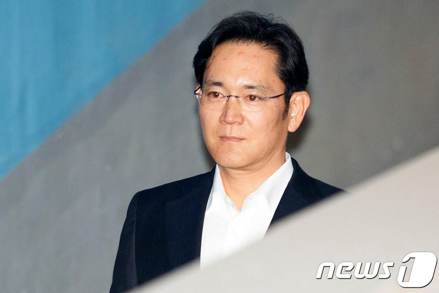 이재용 삼성전자 부회장이 5일 오후 항소심 선고 공판에 출석하기 위해 호송버스에서 내려 서울 서초동 서울고법으로 들어서고 있다. 2018.2.5/뉴스1 ⓒ News1 신웅수 기자