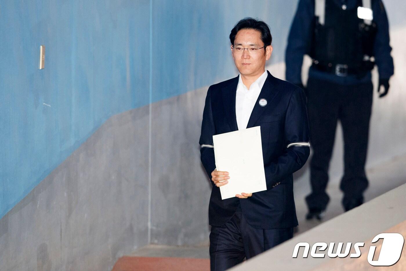 이재용 삼성전자 부회장이 5일 오후 항소심 선고 공판에 출석하기 위해 호송버스에서 내려 서울 서초동 서울고법으로 들어서고 있다. 2018.2.5/뉴스1 ⓒ News1 신웅수 기자