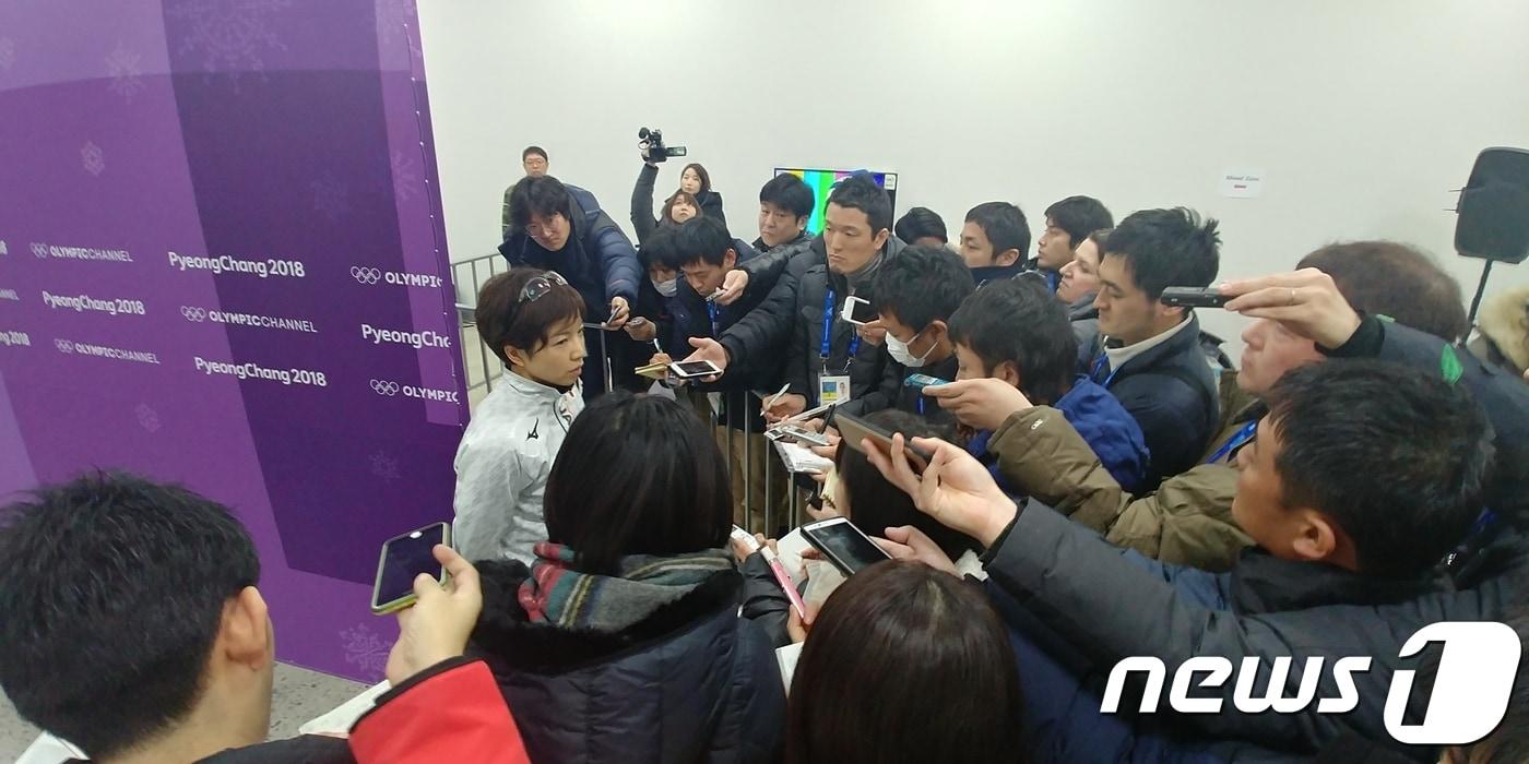본문 이미지 - 일본 스피드스케이팅의 고다이라 나오가 5일 강릉 스피드스케이트 경기장 믹스트존에서 일본 취재진 질문에 답하고 있다. ⓒ News1