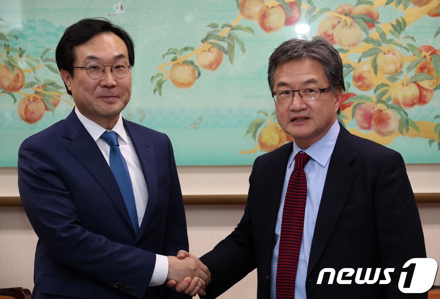 이도훈 외교부 한반도평화교섭본부장(왼쪽)과 조셉 윤 미국 국무부 대북정책특별대표가 5일 오후 서울 세종대로 외교부 청사에서 열린 '한미 6자회담 수석대표 협의'에 참석해 악수하고 있다. 2018.2.5/뉴스1 ⓒ News1 이승배 기자