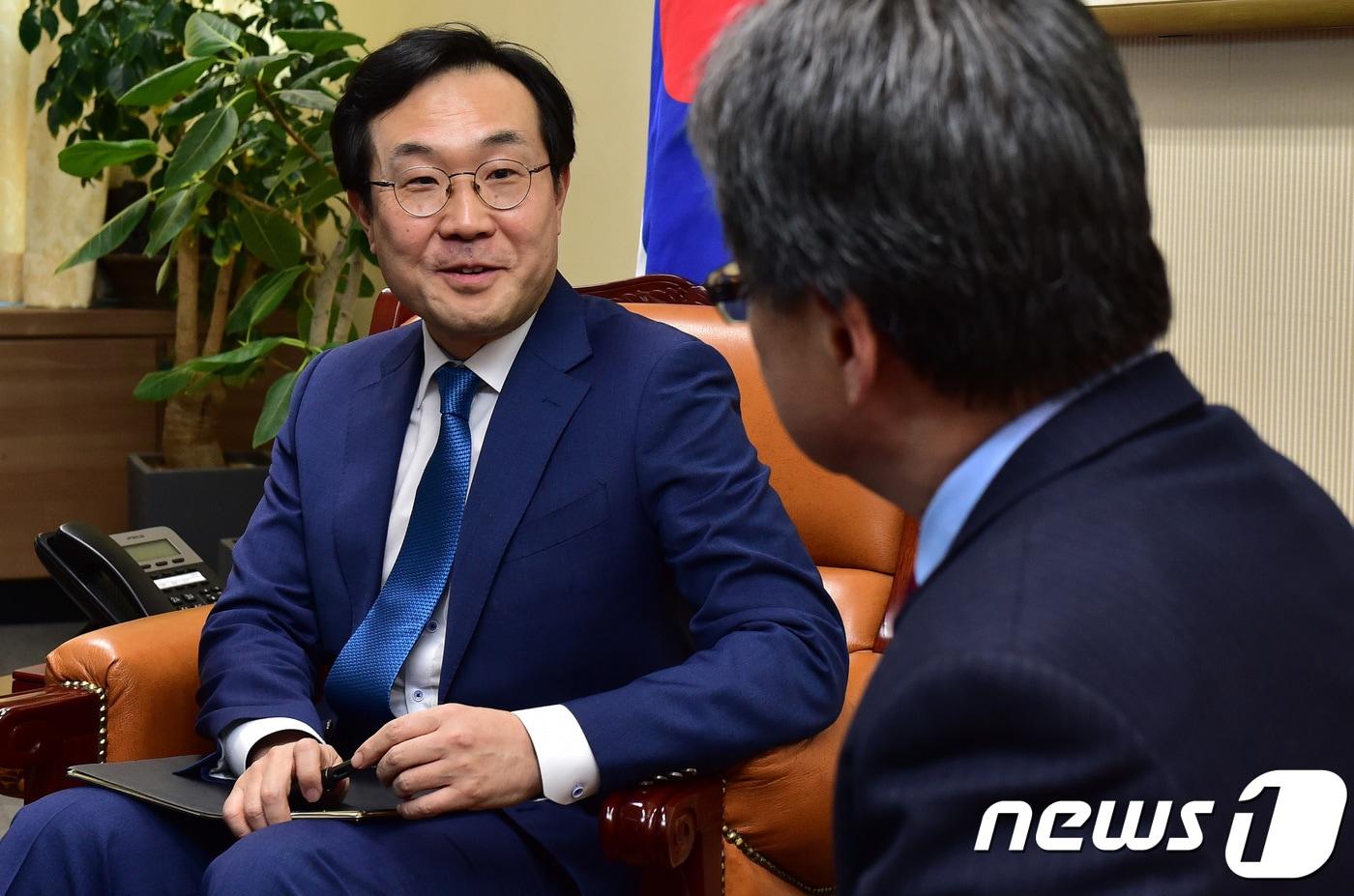본문 이미지 - 이도훈 외교부 한반도평화교섭본부장(왼쪽)과 조셉 윤 미국 국무부 대북정책특별대표가 5일 오후 서울 세종대로 외교부 청사에서 열린 '한미 6자회담 수석대표 협의'에 참석해 대화하고 있다.  2018.2.5/뉴스1 ⓒ News1 이승배 기자