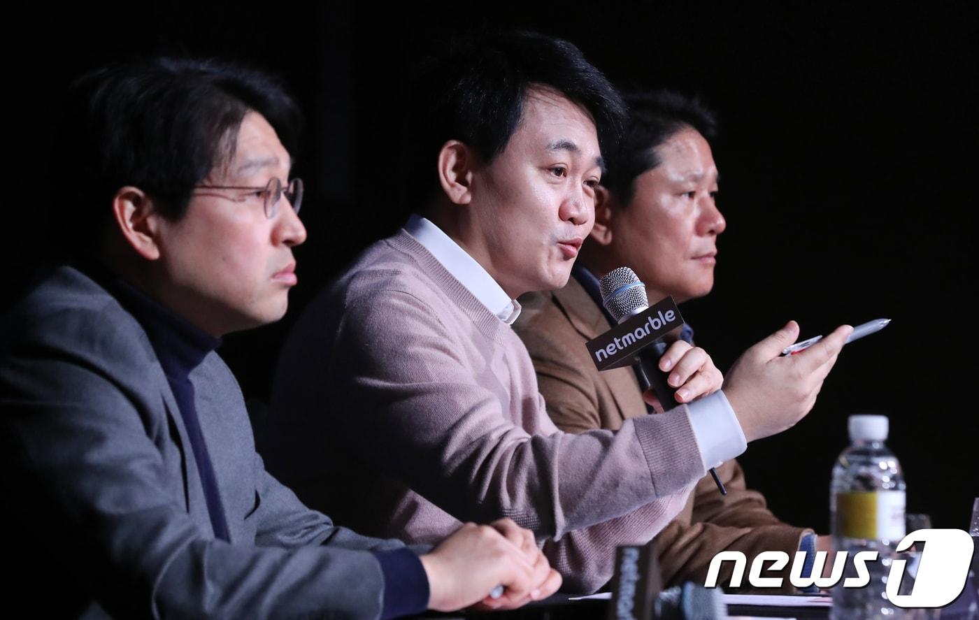 본문 이미지 - 방준혁 넷마블게임즈 의장(가운데)이 6일 오전 서울 신도림쉐라톤 디큐브시티 호텔에서 열린 넷마블 기자간담회에서 올해 사업 목표를 발표하고 있다. 왼쪽부터 넷마블 백영훈 부사장, 방 의장, 권영식 대표. 2018.2.6/뉴스1 ⓒ News1 구윤성 기자