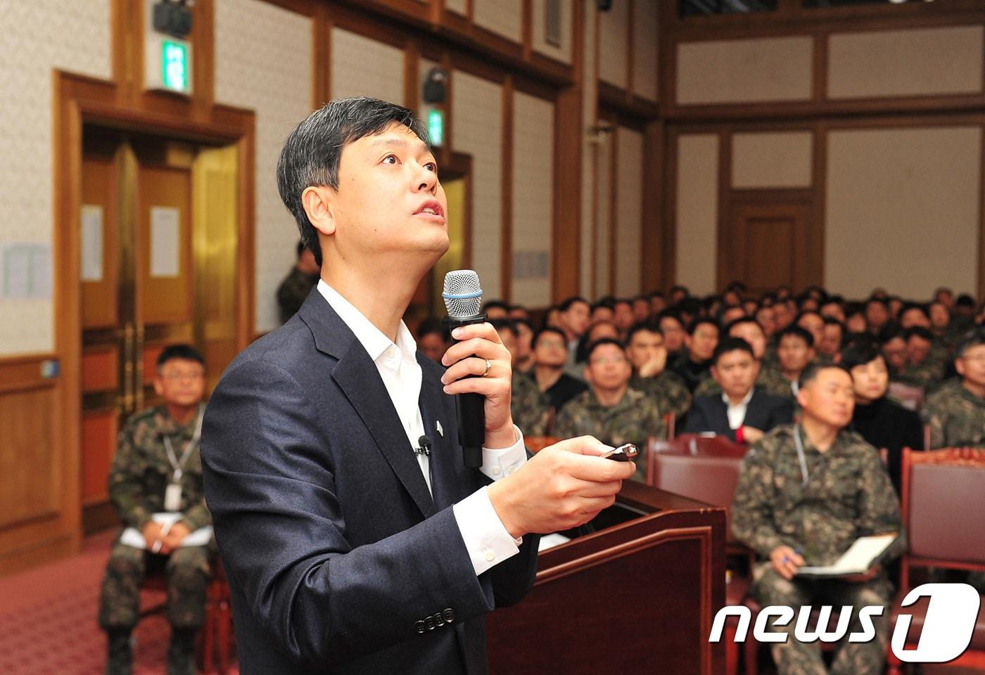 장병규 4차산업혁명위원장이 6일 충남 계룡시 계룡대학교 대강당에서 '4차 산업혁명과 디지털 변혁'을 주제로 강연을 하고 있다. (육군 제공) 2018.2.6/뉴스1