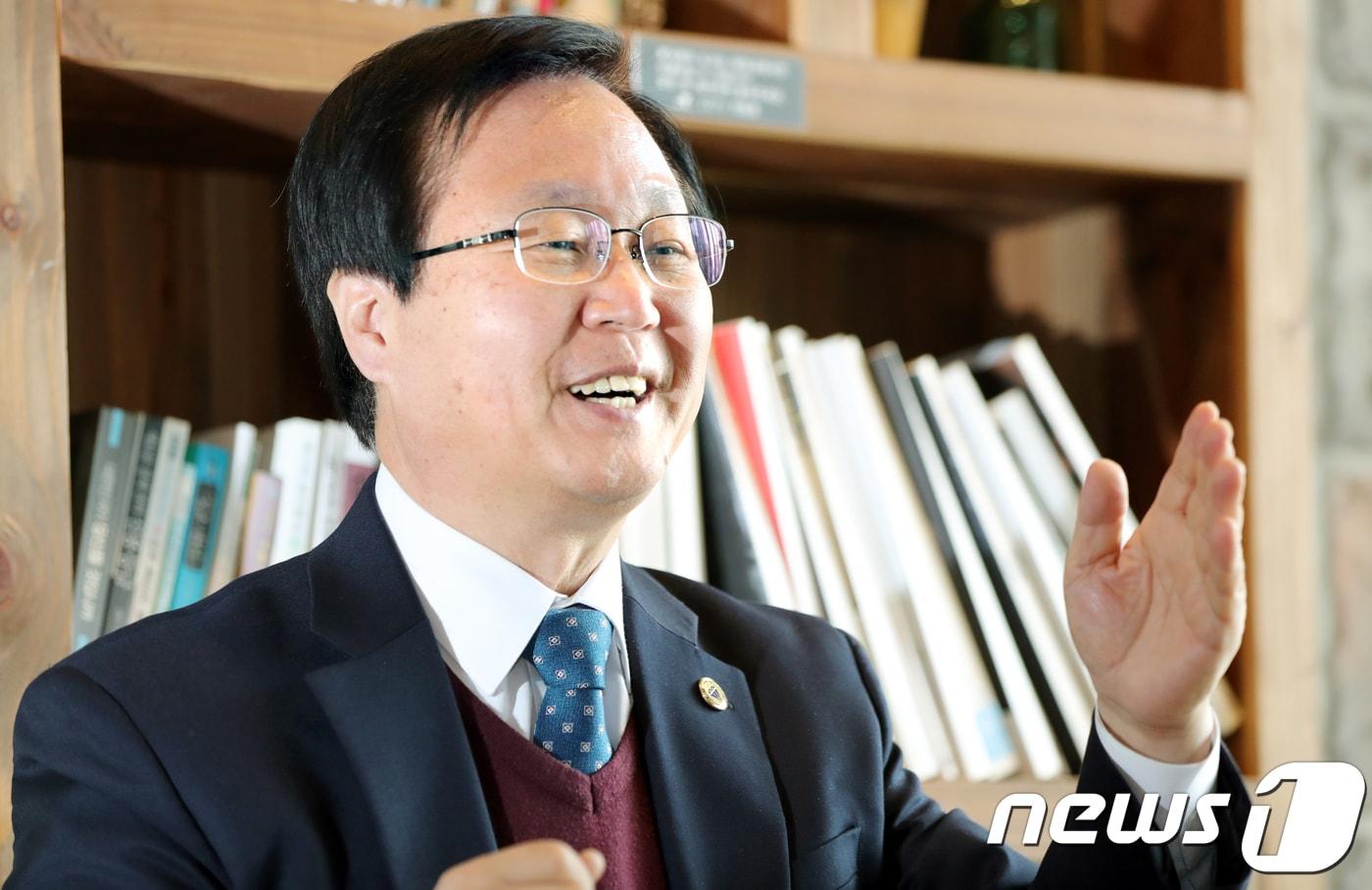 본문 이미지 - 유희태 더불어민주당 정책위원회 부의장이 5일 전북 완주군 한 카페에서 뉴스1 전북본부와 인터뷰를 하고 있다.2018.2.5/뉴스1 ⓒ News1 문요한 기자