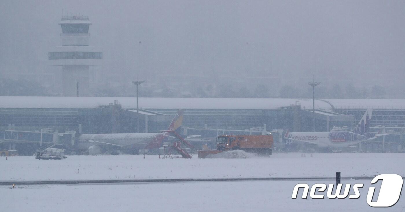 본문 이미지 - 폭설로 항공기 운항이 전면 중단된 제주국제공항. 2018.2.8 /뉴스1 ⓒ News1