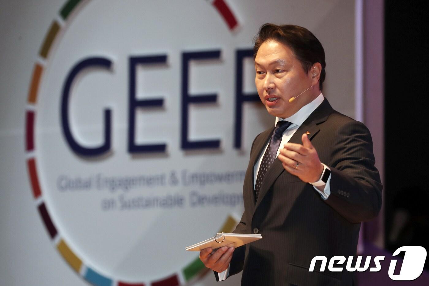 본문 이미지 - 최태원 SK그룹 회장이 8일 오전 서울 서대문구 연세대학교 백주년기념관에서 열린 '2018 글로벌 지속가능포럼(GEEF)'에 참석해 기업의 사회적 가치 실현 관련 강연을 하고 있다. 이번 포럼은 기후변화, 건강, 교육, 기업윤리 등 우리 사회와 지구촌의 다양한 문제를 논하고 해법을 모색하기 위해 마련됐다. 2018.2.8/뉴스1 ⓒ News1 민경석 기자